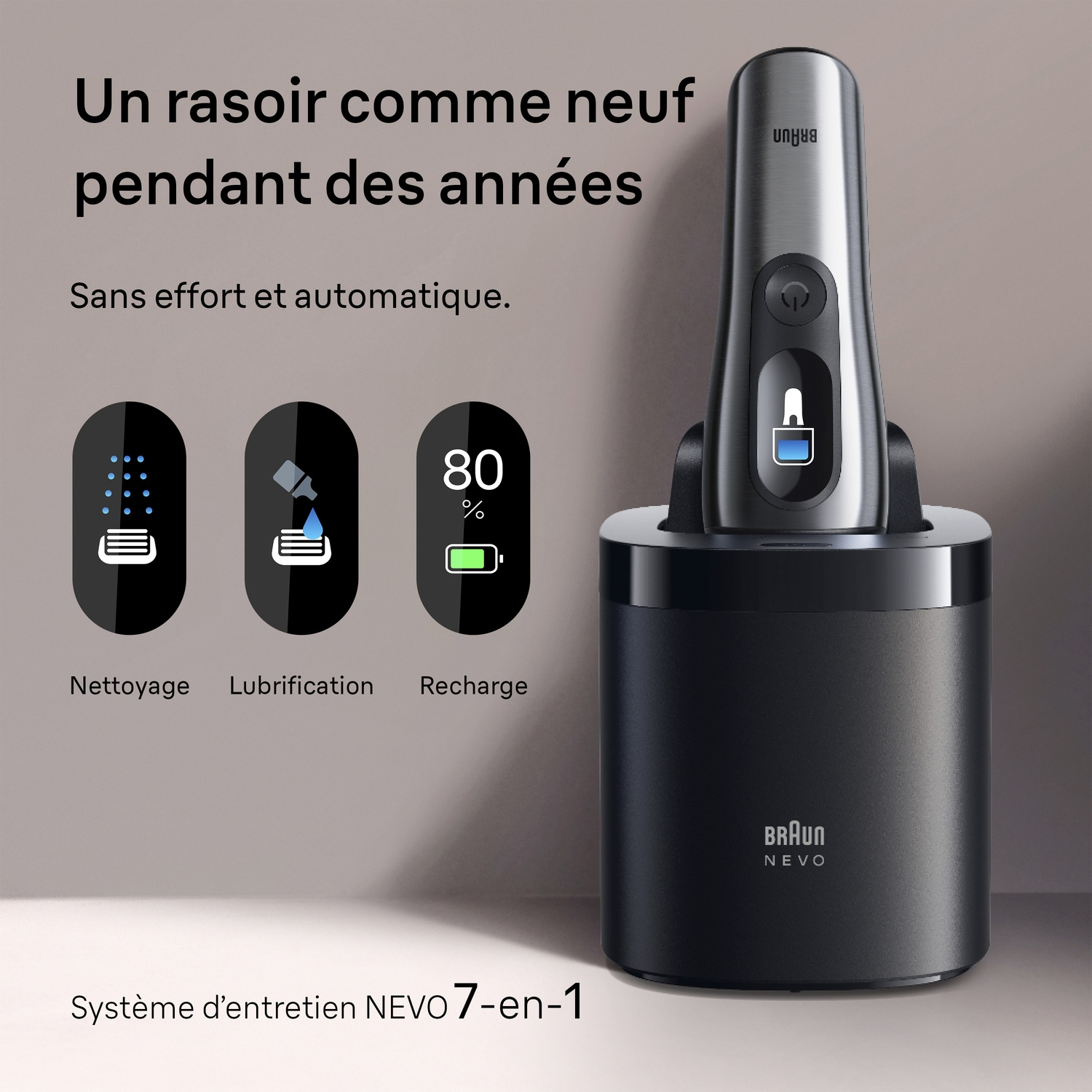 Un rasoir argenté dans une station de charge noire, avec des icônes de nettoyage, lubrification et recharge.
