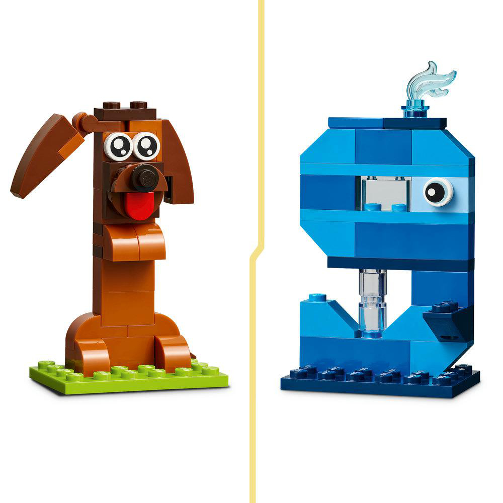 Ein brauner Lego-Hund und ein blauer Lego-Roboter mit Flamme.