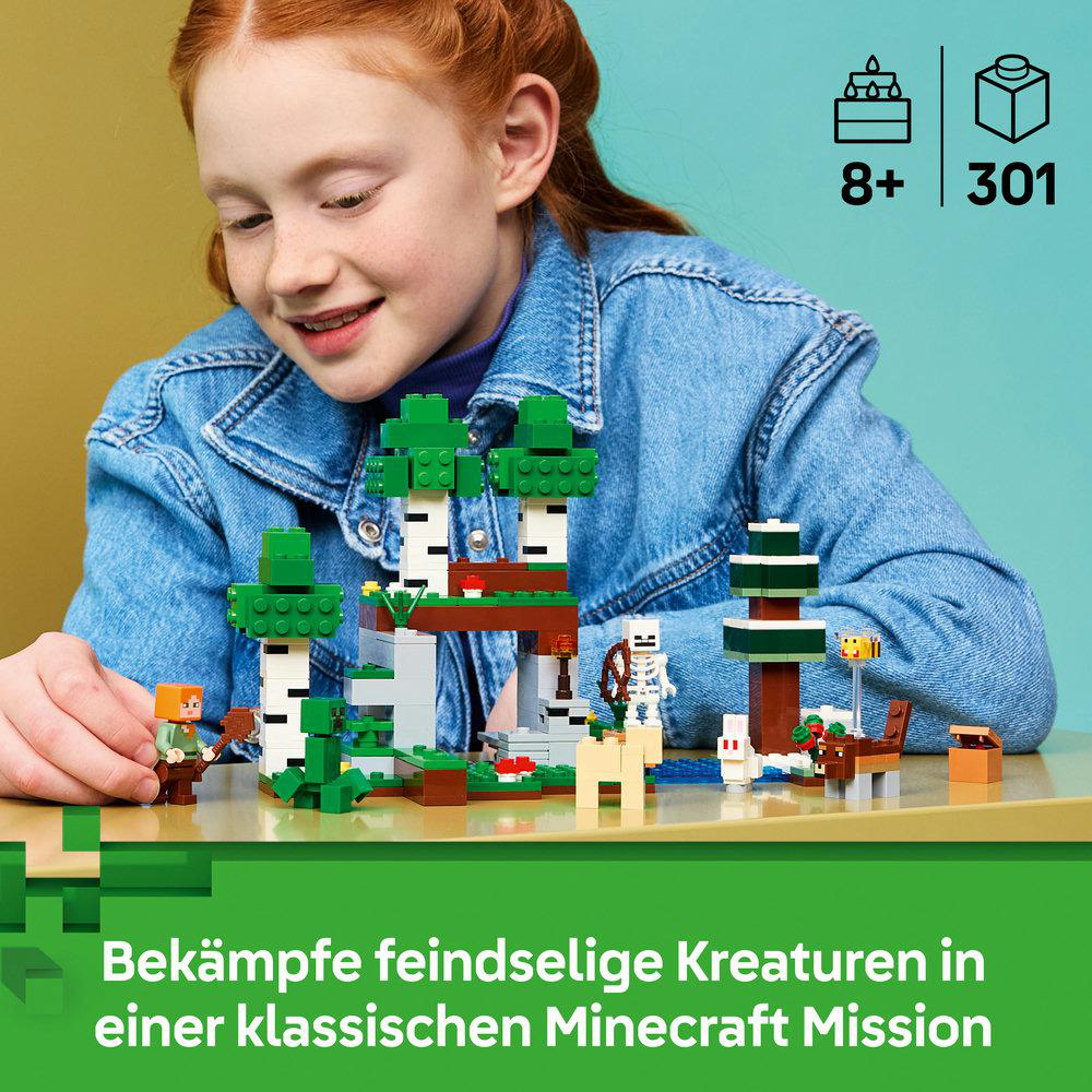 Mädchen spielt mit Minecraft LEGO Set. Bunte Figuren und Gebäude.