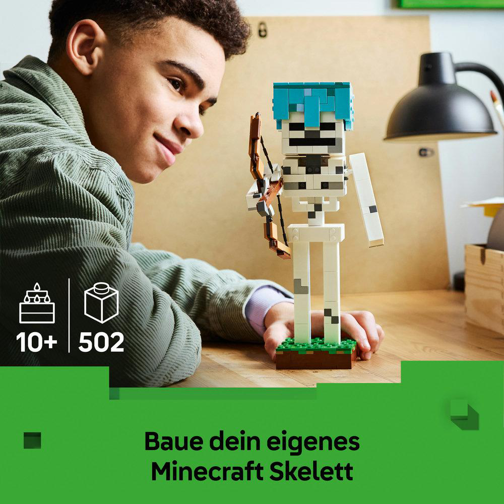 Ein Junge baut ein Minecraft Skelett-Modell aus weißen Legosteinen mit blauen Haaren.