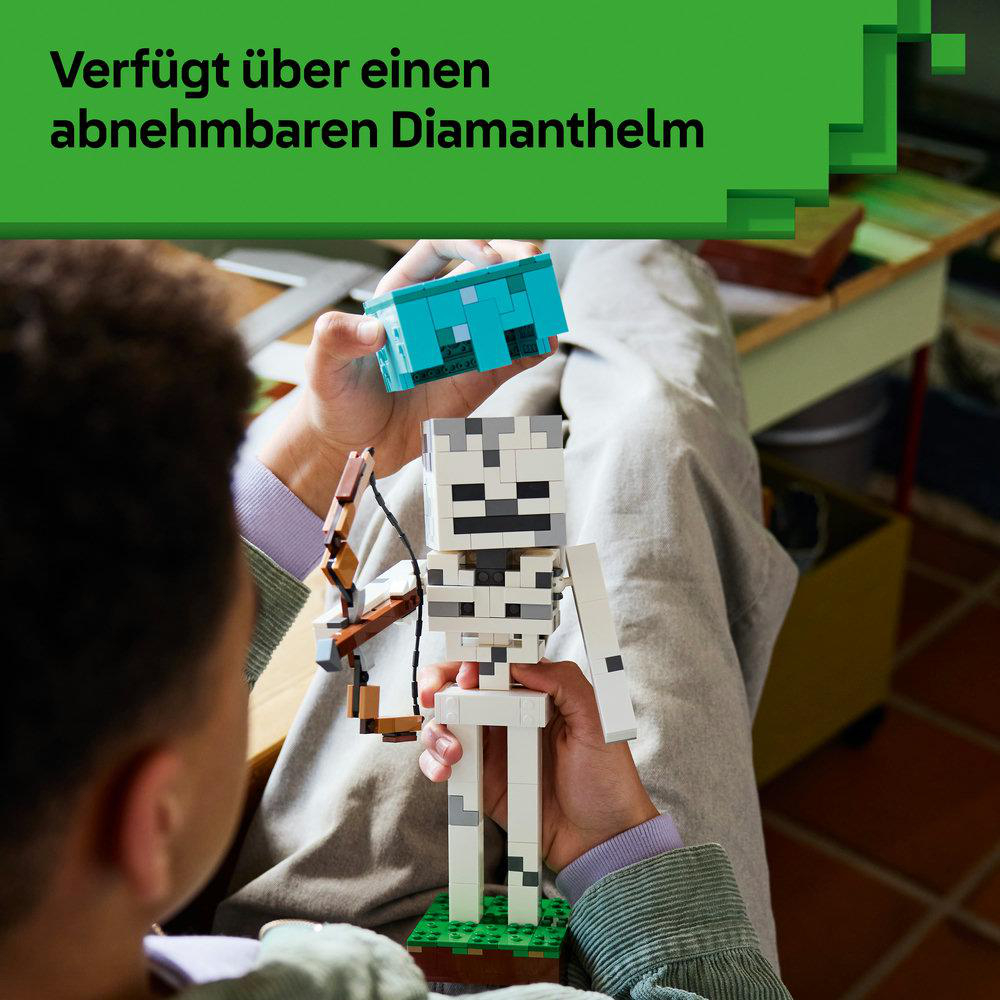 Ein Kind hält ein Minecraft Skelett-Spielzeug mit abnehmbarem Diamanthelm.