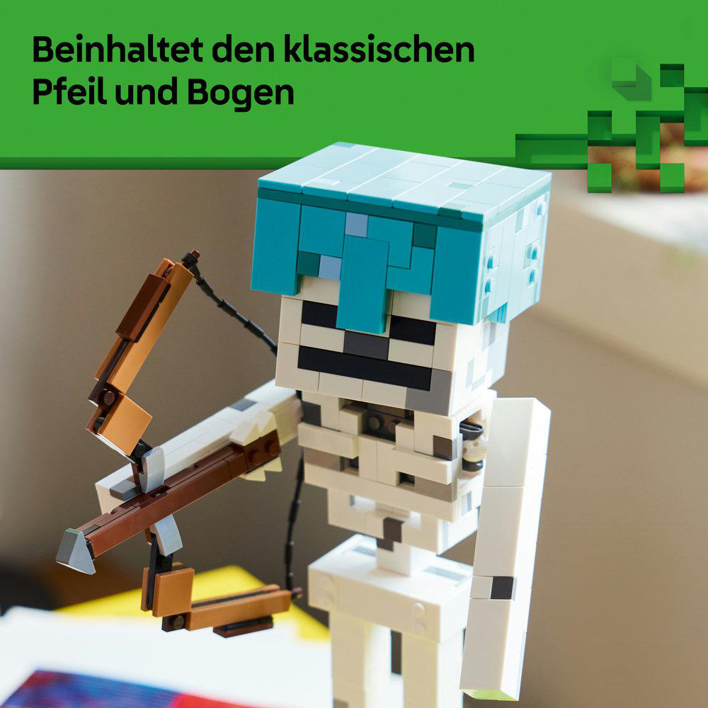 Eine LEGO Minecraft Skelettfigur hält einen Bogen und Pfeil. Blaue Haare, weißer Körper.