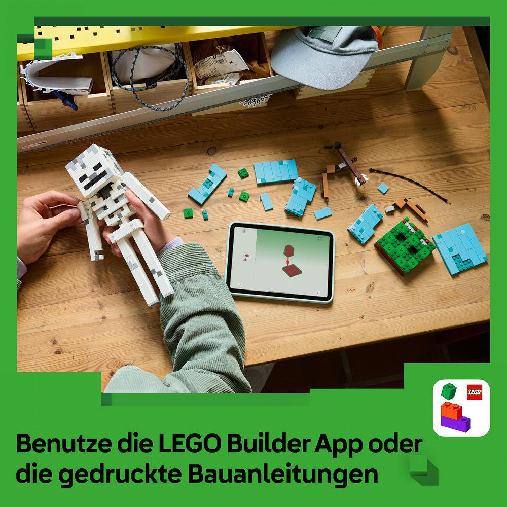 Kind baut Skelett-Figur aus LEGO mit Tablet-Anleitung. Teile liegen verstreut.