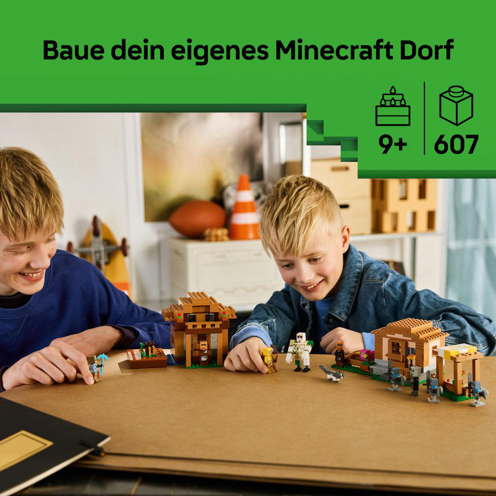 Zwei Jungen bauen Minecraft-Spielzeug. Sie sitzen an einem Tisch.
