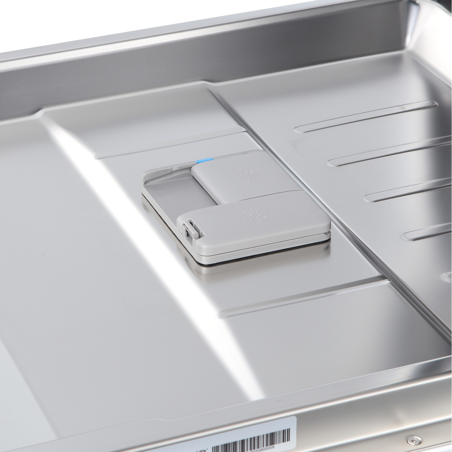 Un dispenser di detersivo grigio con accenti blu all'interno di una lavastoviglie.