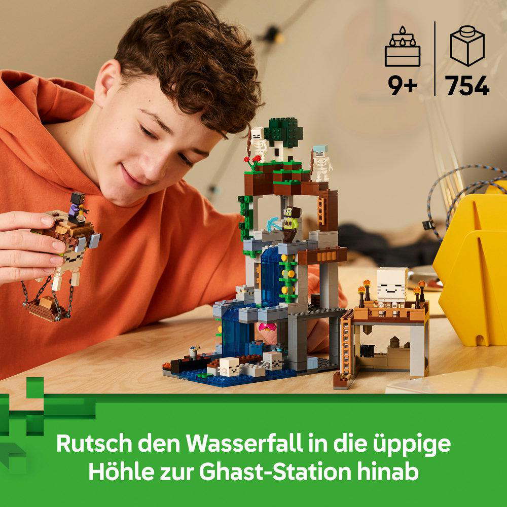 Junge baut Minecraft-Lego mit Wasserfall und Ghast-Station.