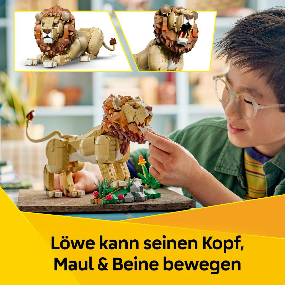 Ein Junge spielt mit einem Lego-Löwen, dessen Kopf und Beine beweglich sind.