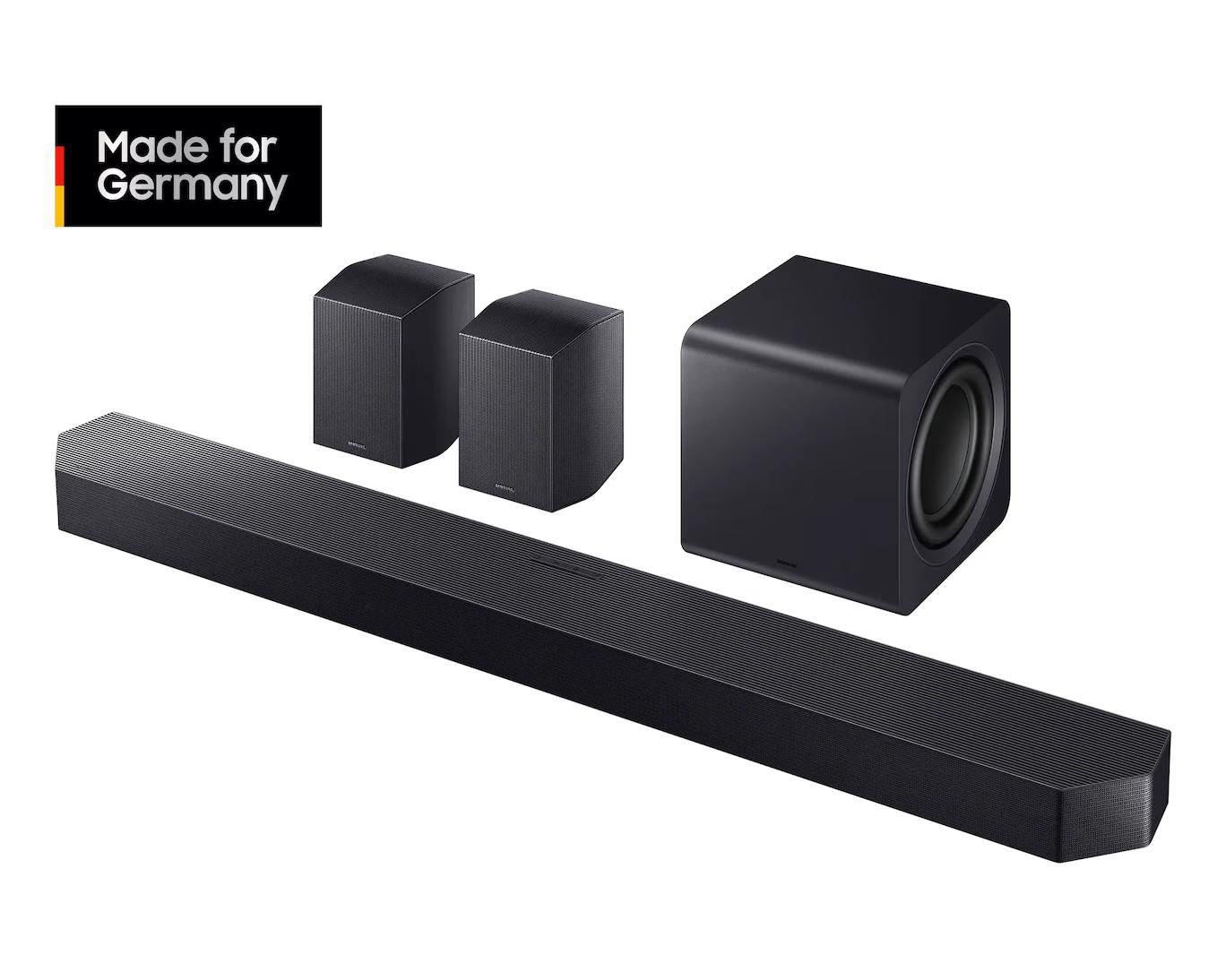Schwarzer Soundbar, Subwoofer und zwei Lautsprecher auf weißem Hintergrund.