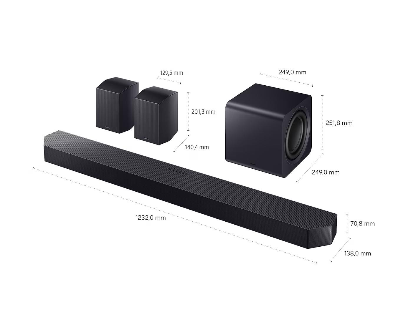 Schwarze Soundbar, zwei Satellitenlautsprecher und ein Subwoofer mit Maßen.