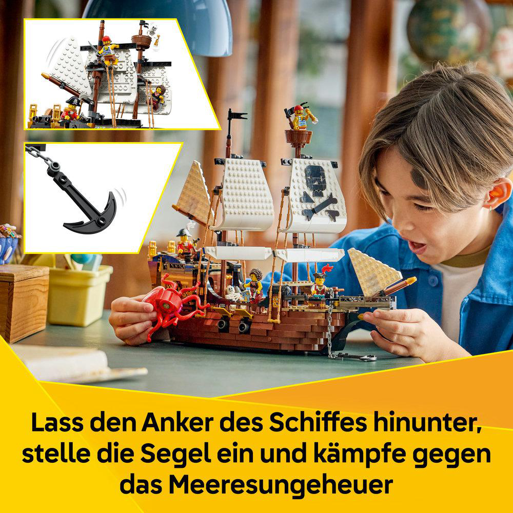 Ein Junge spielt mit einem Lego-Piraten-Schiff und einer roten Krakenfigur.