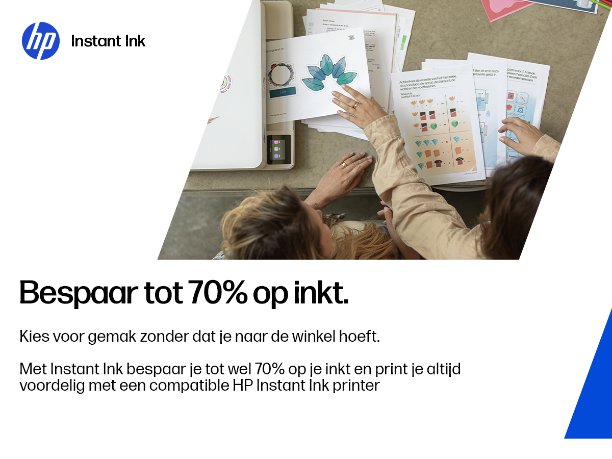 Twee personen bekijken papieren naast een HP printer. HP Instant Ink logo.
