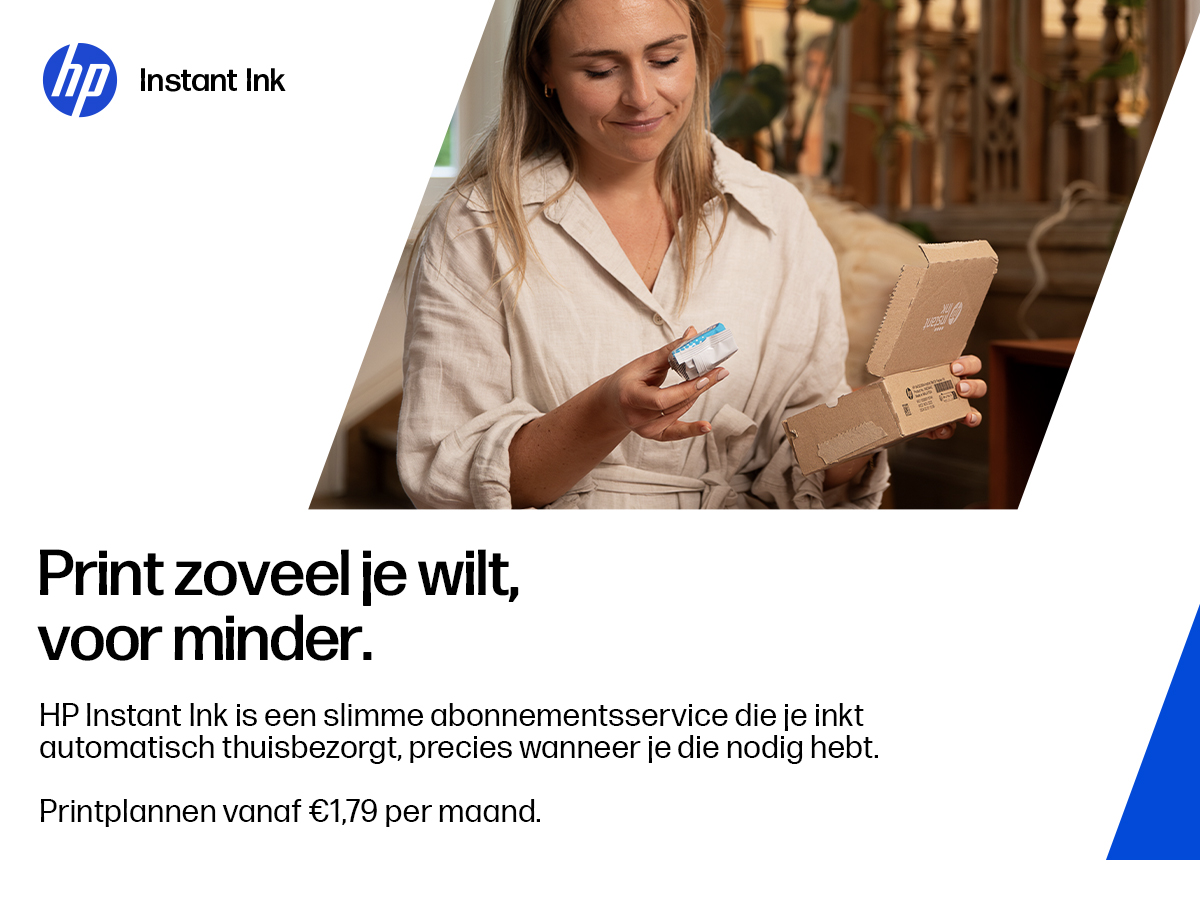 Een vrouw houdt een HP inktpatroon en een open doos vast.