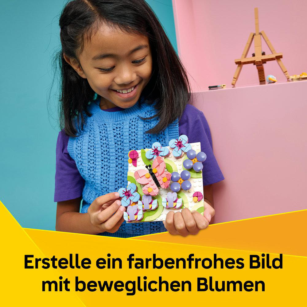 Ein Mädchen baut bunte Blumen und Schmetterlinge aus Bausteinen.