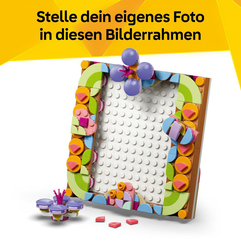 Bunter LEGO Bilderrahmen mit violetten und grünen Steinen und einer Blume.