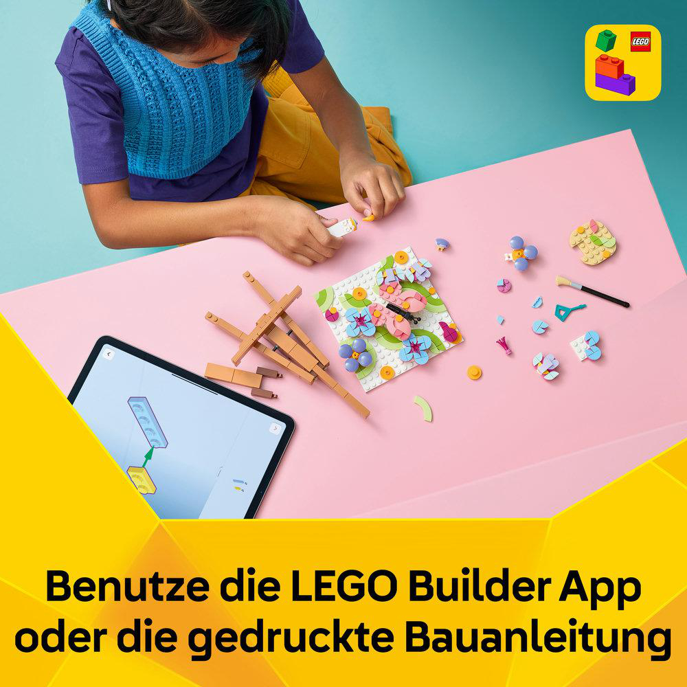 Kind baut mit LEGO auf einem Tisch. Eine Anleitung ist auf einem Tablet zu sehen.