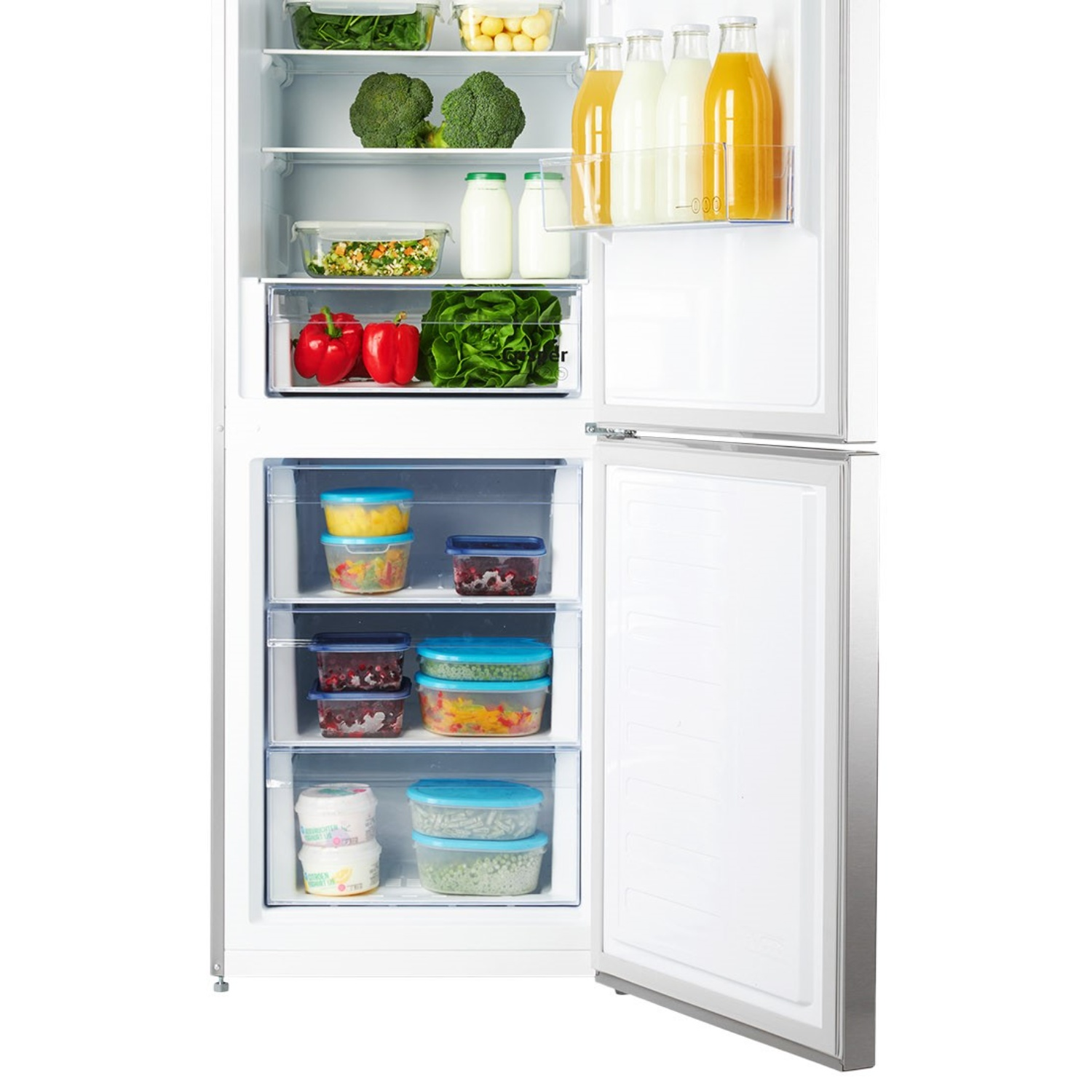 Un réfrigérateur ouvert rempli d'aliments tels que des légumes, des fruits, du lait et du jus.