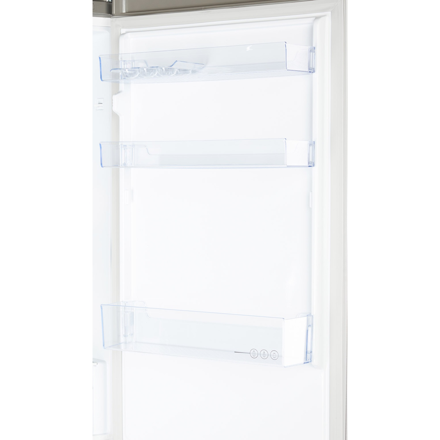 Vue intérieure d'un réfrigérateur vide avec trois étagères transparentes.