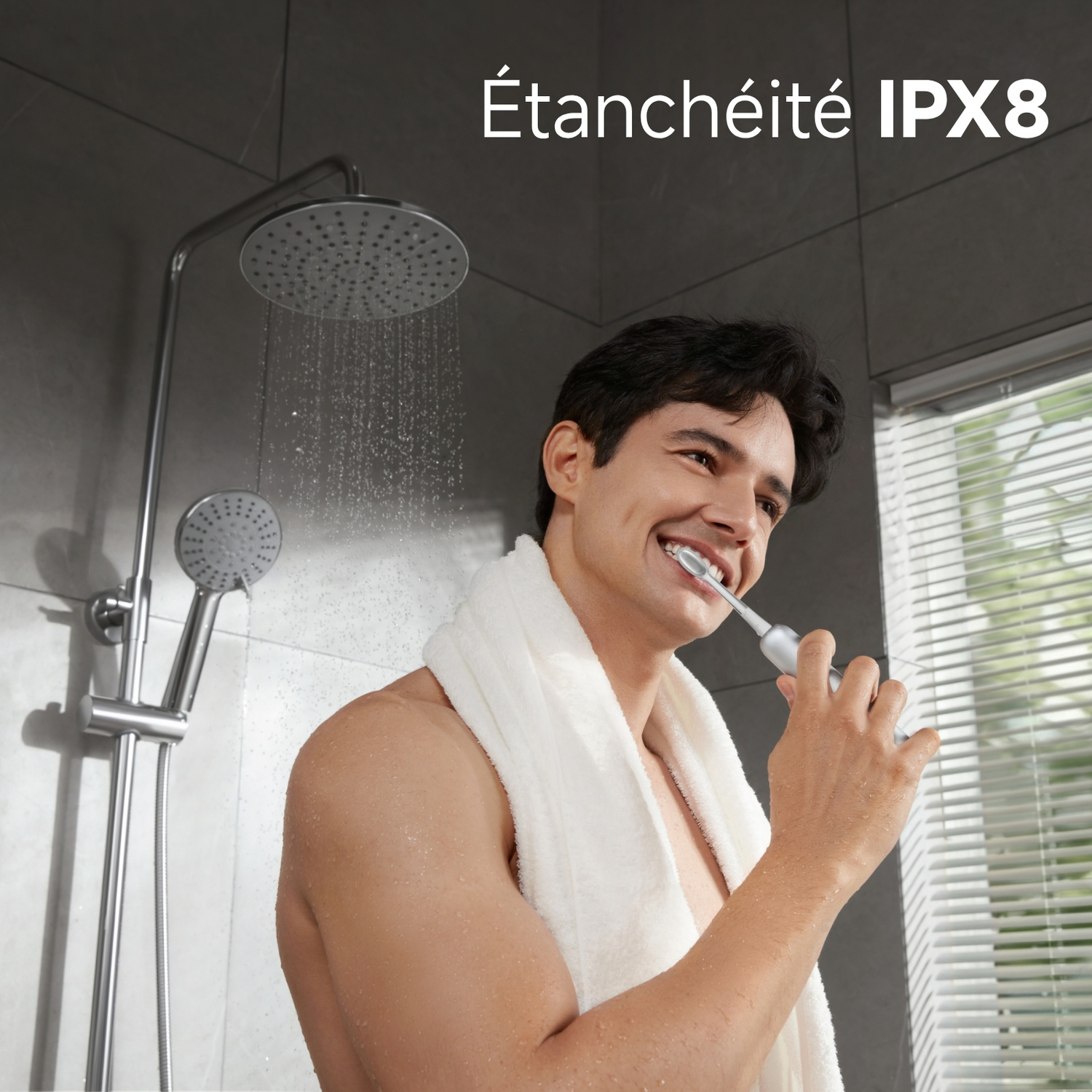 Homme se brossant les dents sous la douche, serviette et brosse à dents électrique.