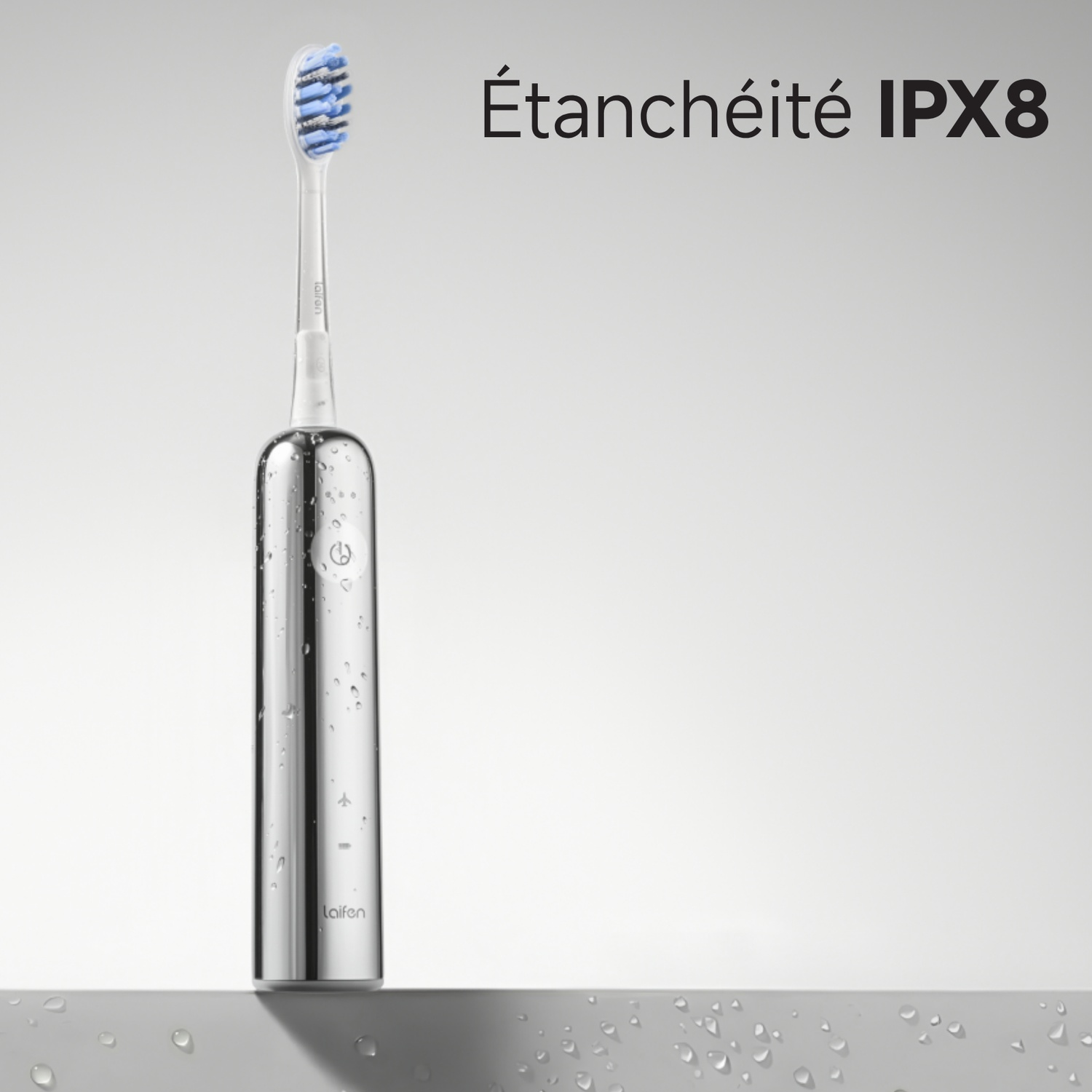 Brosse à dents électrique argentée à poils bleus, étiquette IPX8 étanche.