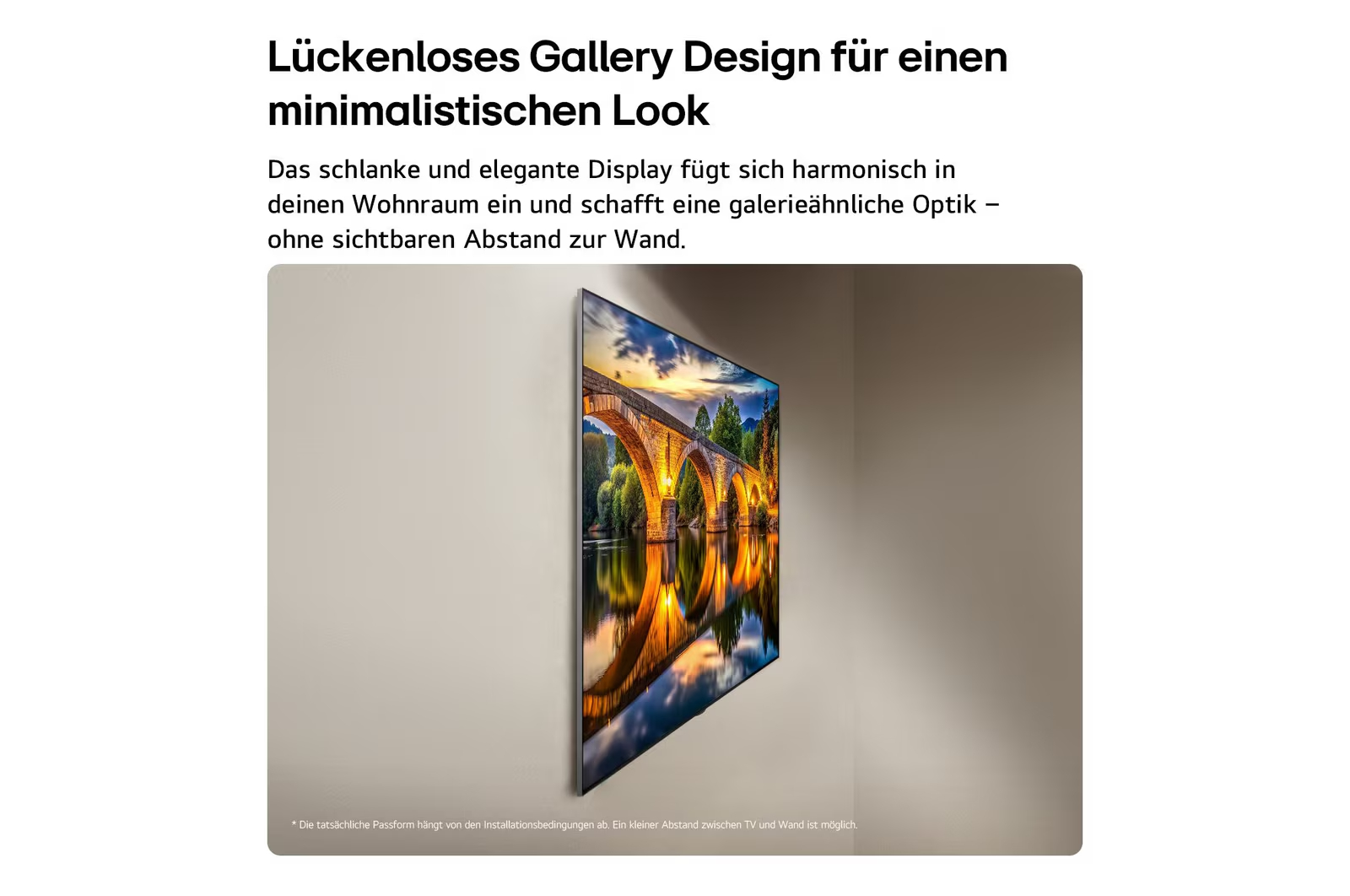 Ein schlanker Fernseher zeigt ein Bild einer Steinbrücke über einem Fluss.