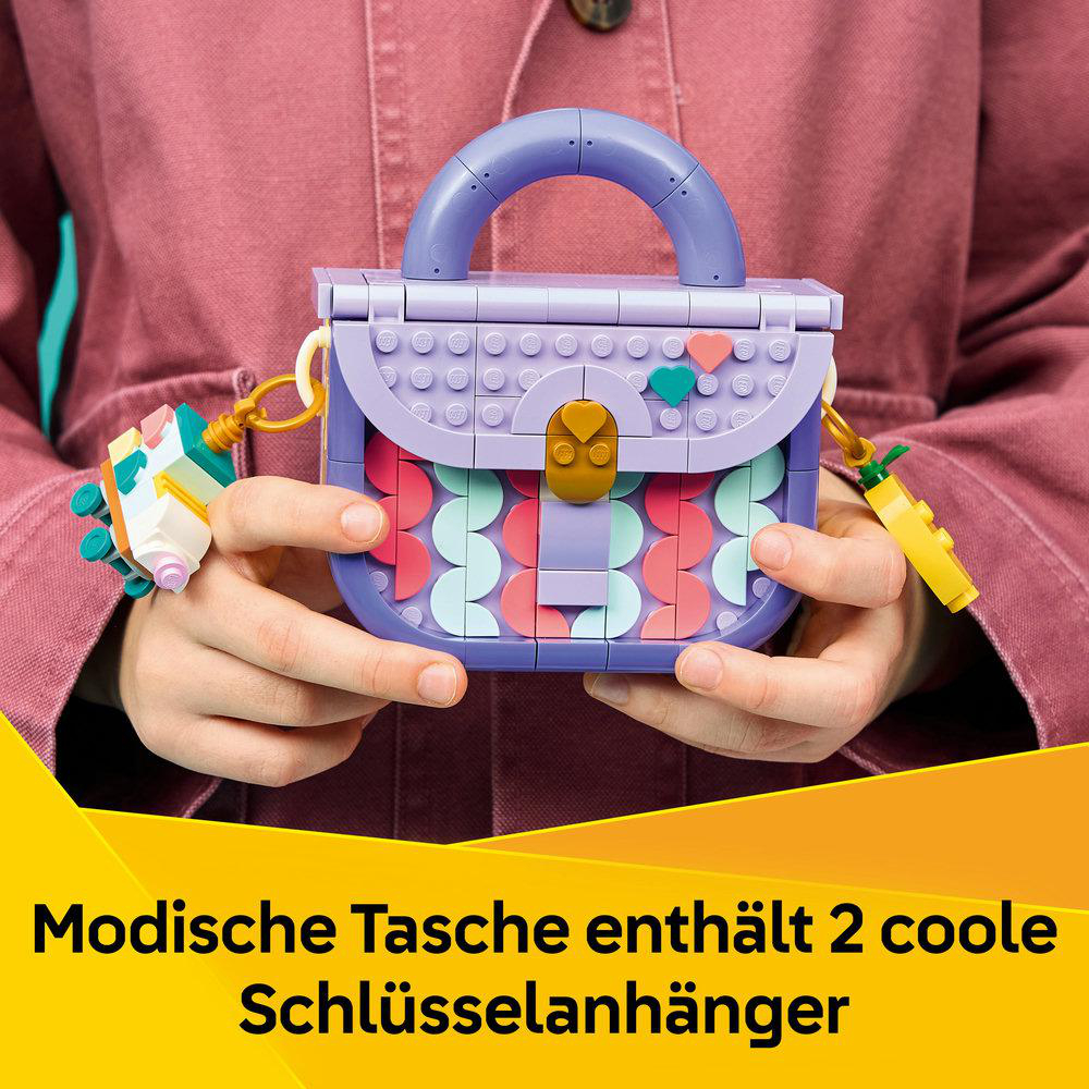 Lila Lego Tasche mit bunten Anhängern und Schlüsselanhängern.