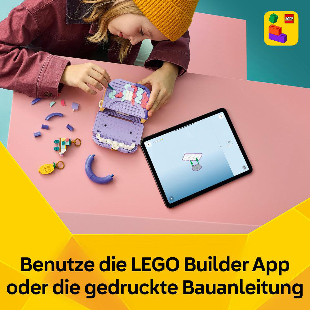 Kind baut mit lila Lego-Steinen, Tablet zeigt Bauanleitung.