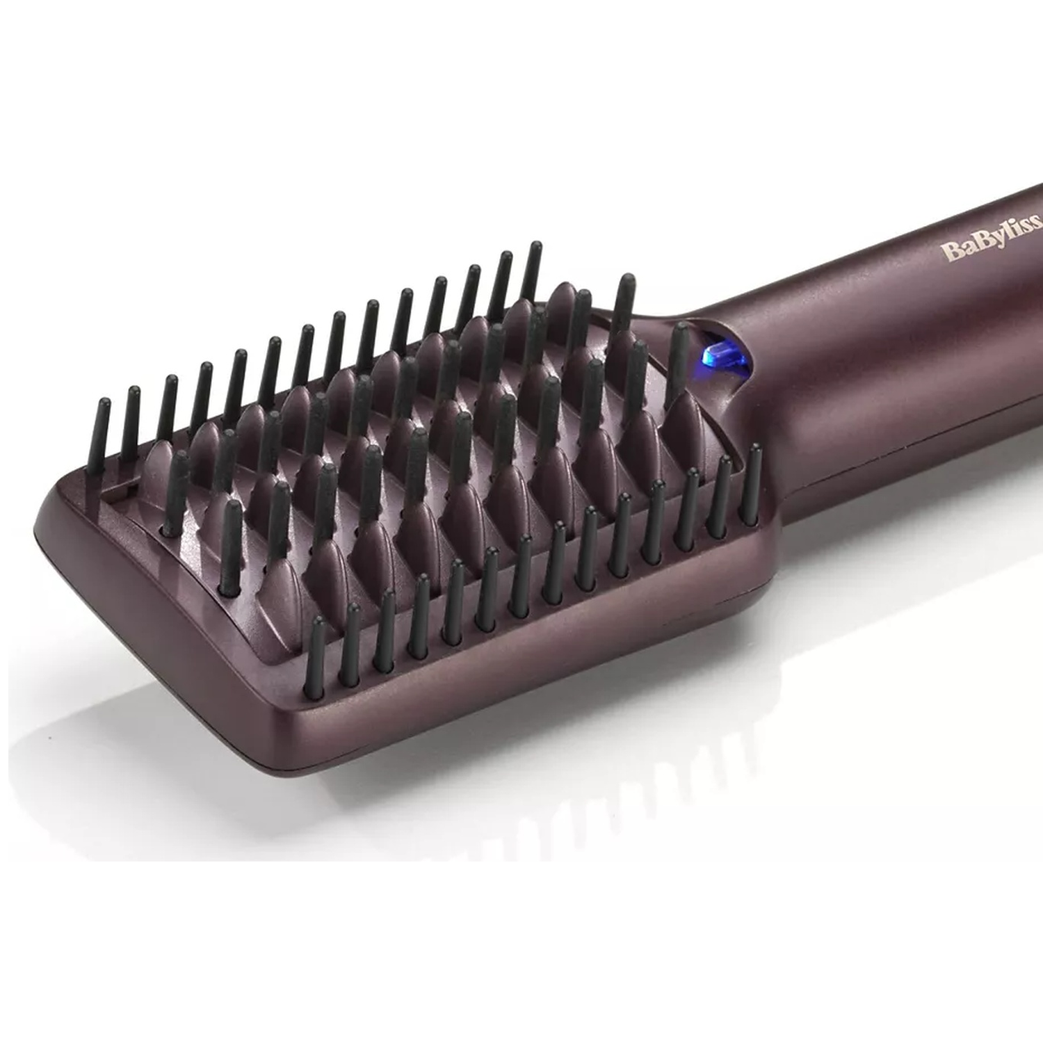 Een bordeauxrode BaByliss stijltangborstel met zwarte borstels en blauw licht.