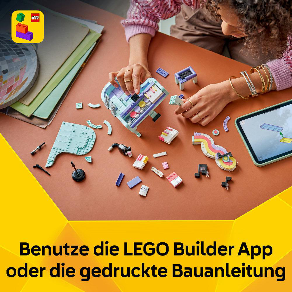 Eine Person baut ein Lego-Set mit kleinen Teilen und einem Tablet mit Anleitungen.