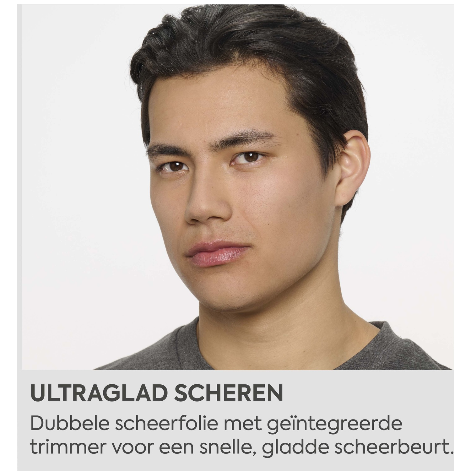 Een man met donker haar draagt grijs. Tekst onderaan.