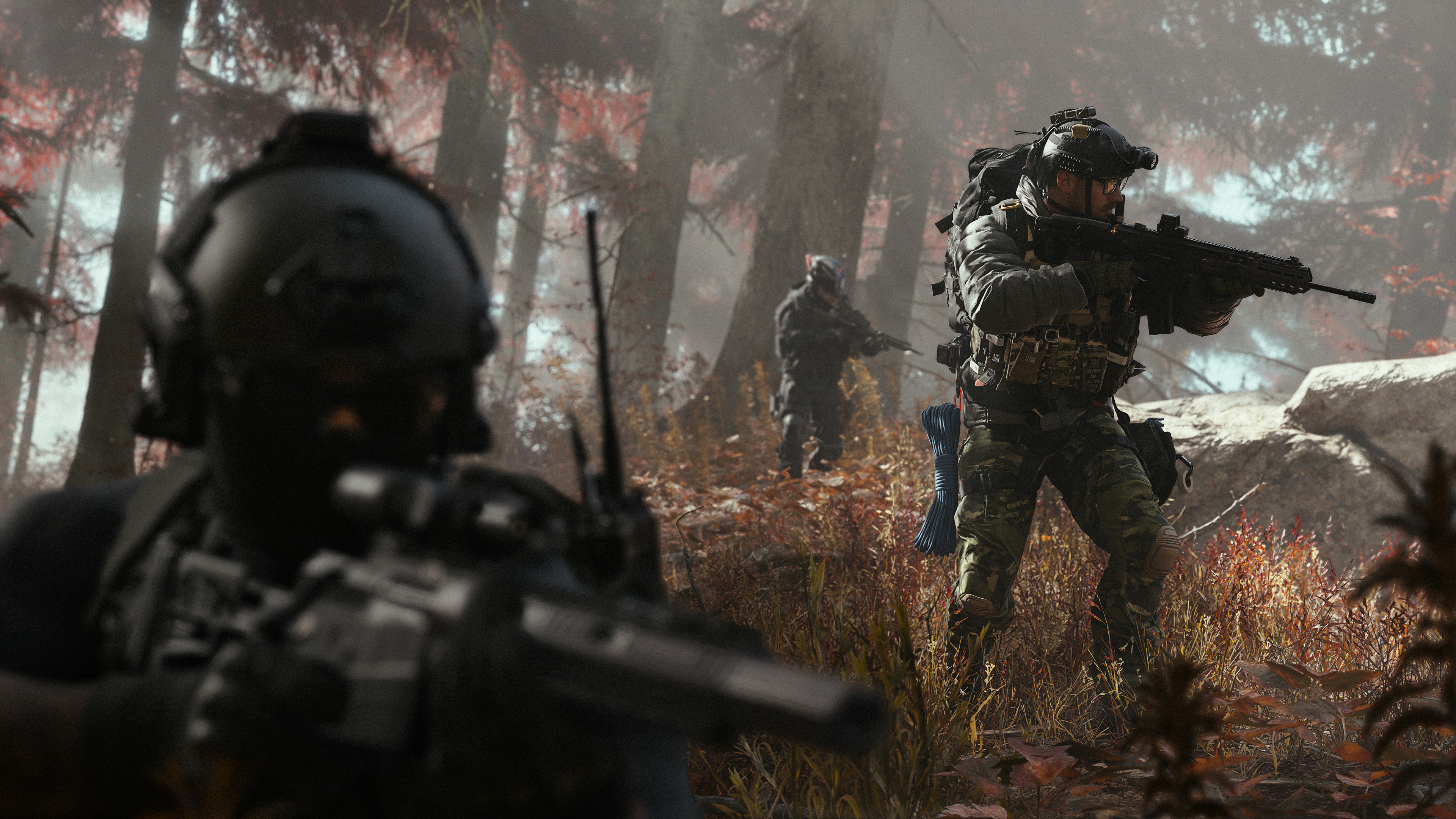 Soldaten in Tarnkleidung mit Waffen im nebligen Wald.