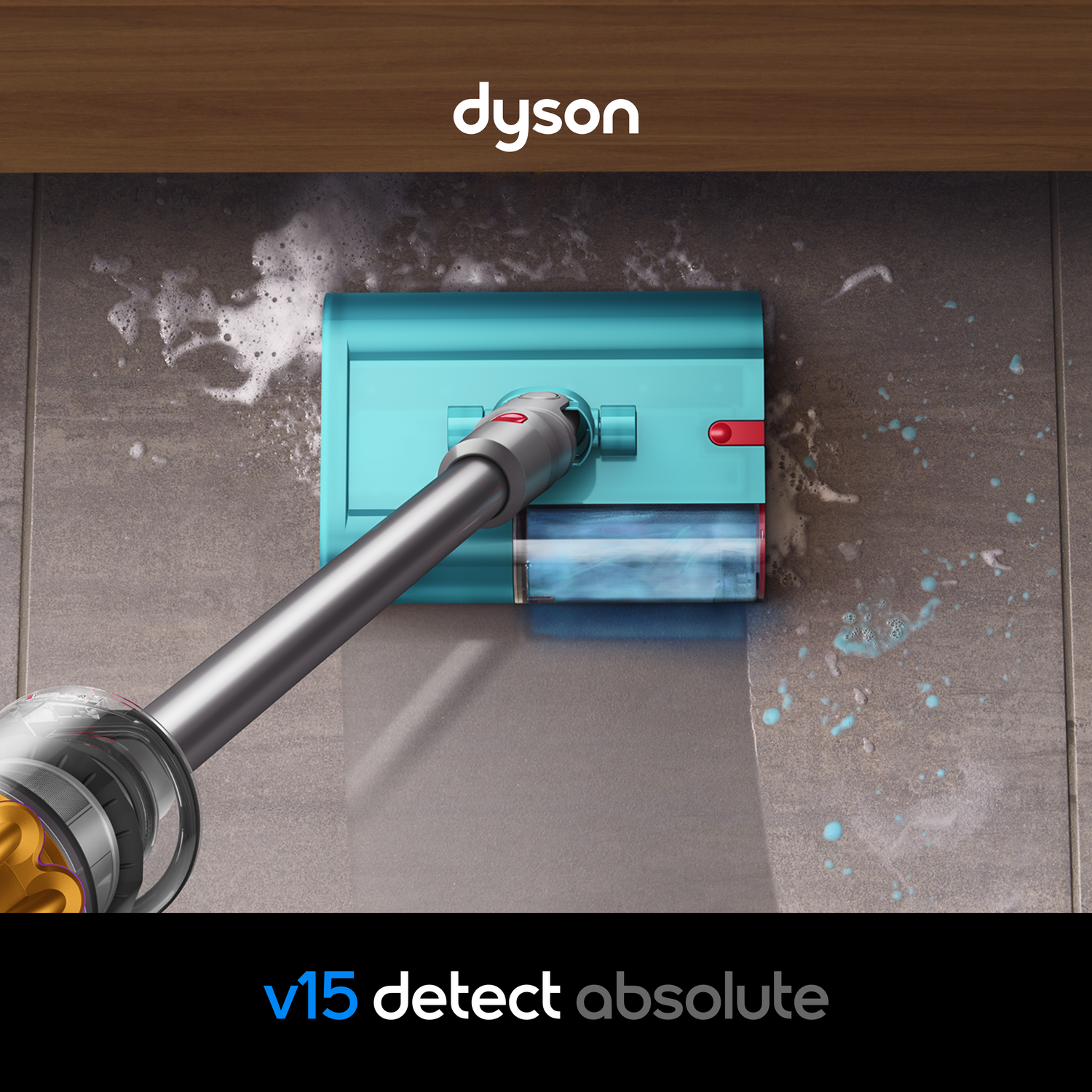Een Dyson V15 stofzuiger reinigt een betegelde vloer met schuim.