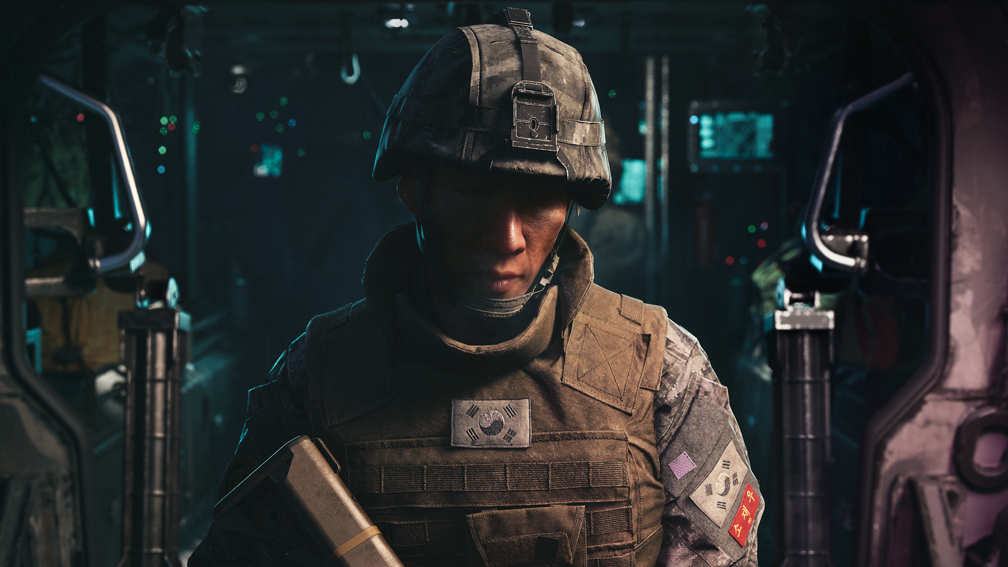 Soldat in Uniform mit Helm und Weste, hält eine Waffe, in einem dunklen Fahrzeug.
