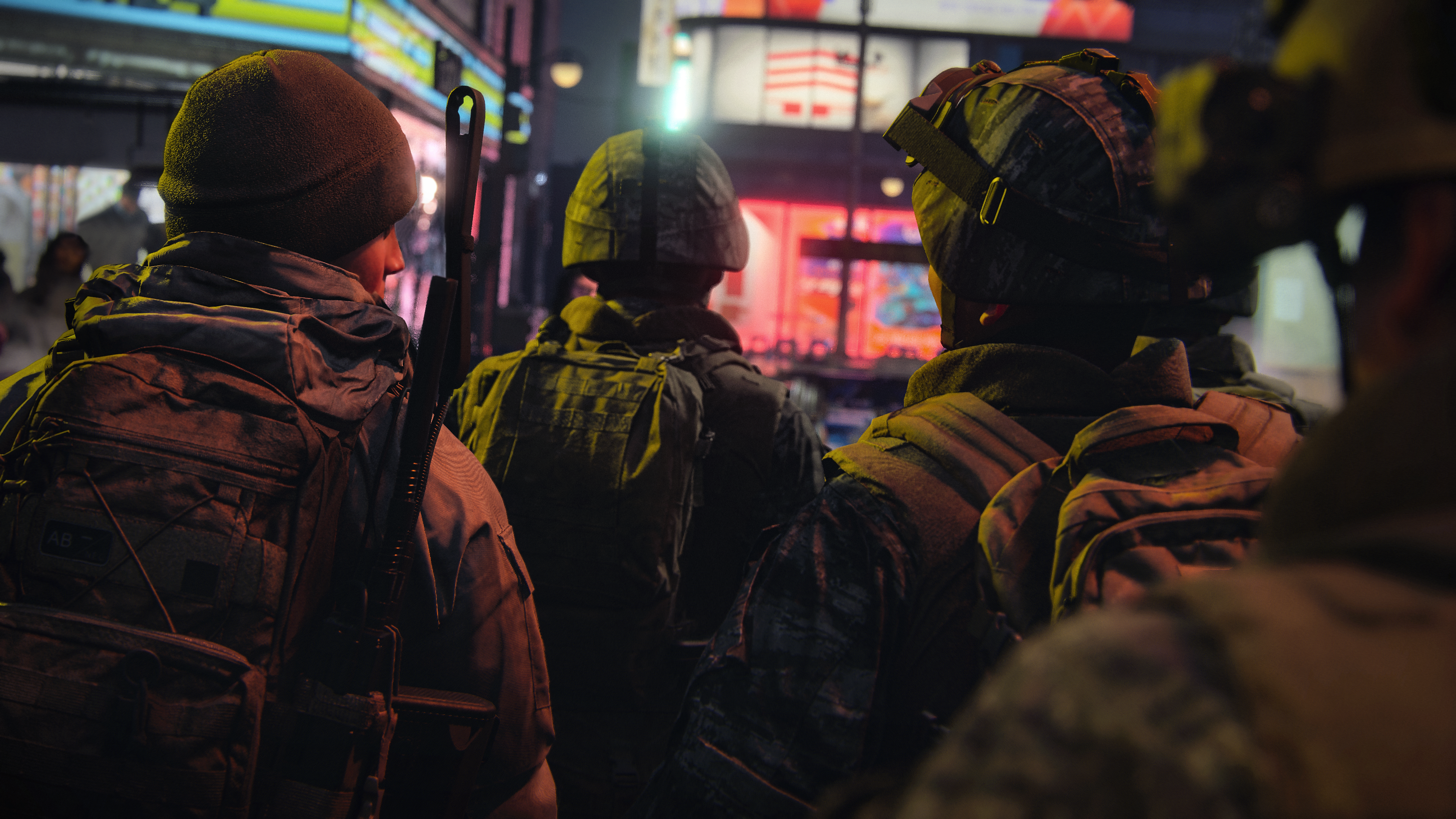 Soldaten in voller Ausrüstung stehen in einer beleuchteten Stadt.