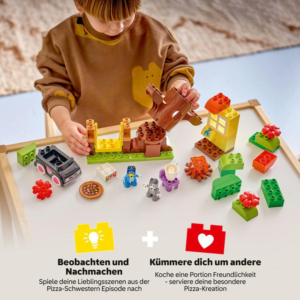 Kind spielt mit bunten LEGO Duplo Steinen, Auto, Figuren, Pizza und Baumhaus.