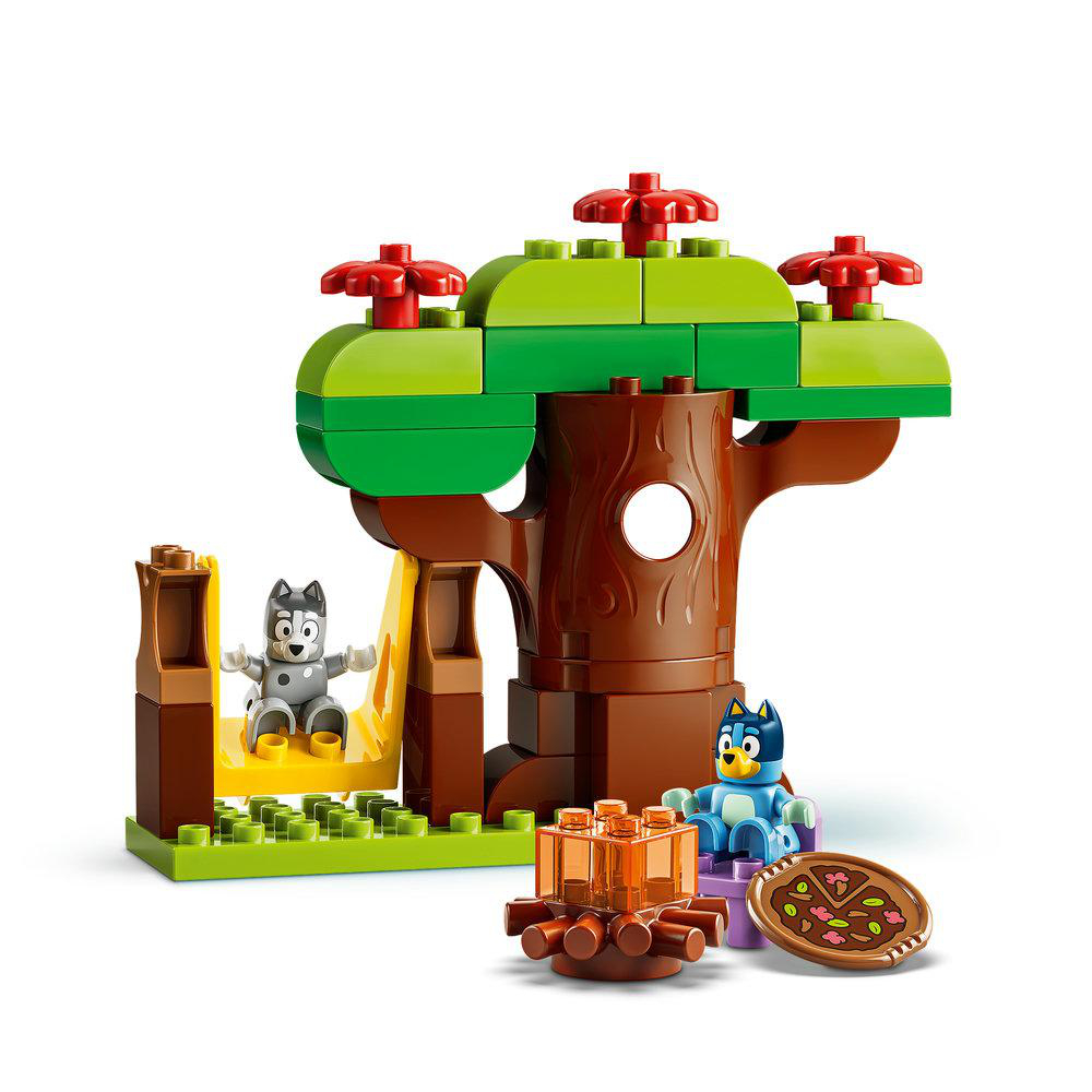 LEGO-Baumhaus mit zwei Figuren, einer Schaukel, Lagerfeuer und Pizza.