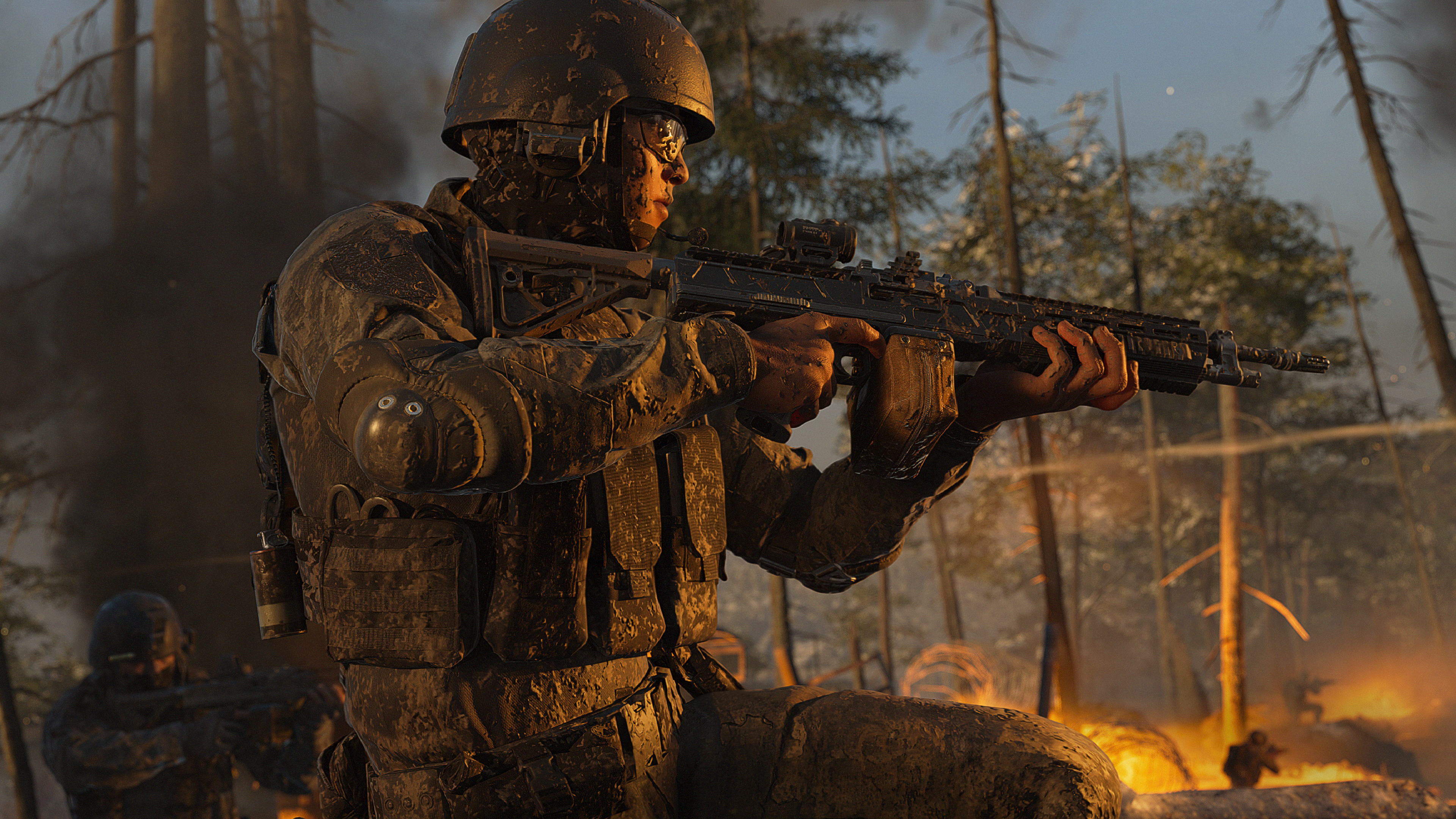 Soldat in Tarnuniform mit Gewehr im Wald, Feuer und Rauch im Hintergrund.