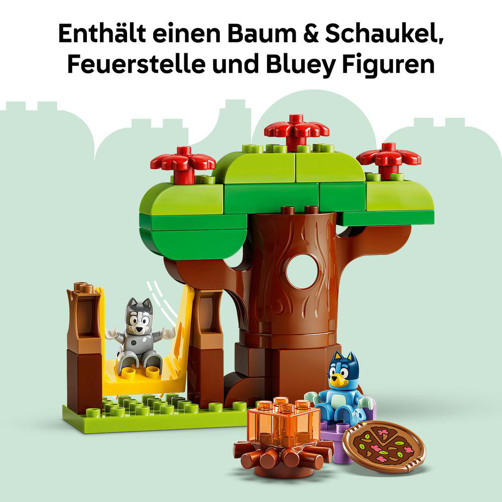 Ein Spielzeugbaum mit Schaukel, Figuren und Lagerfeuer.