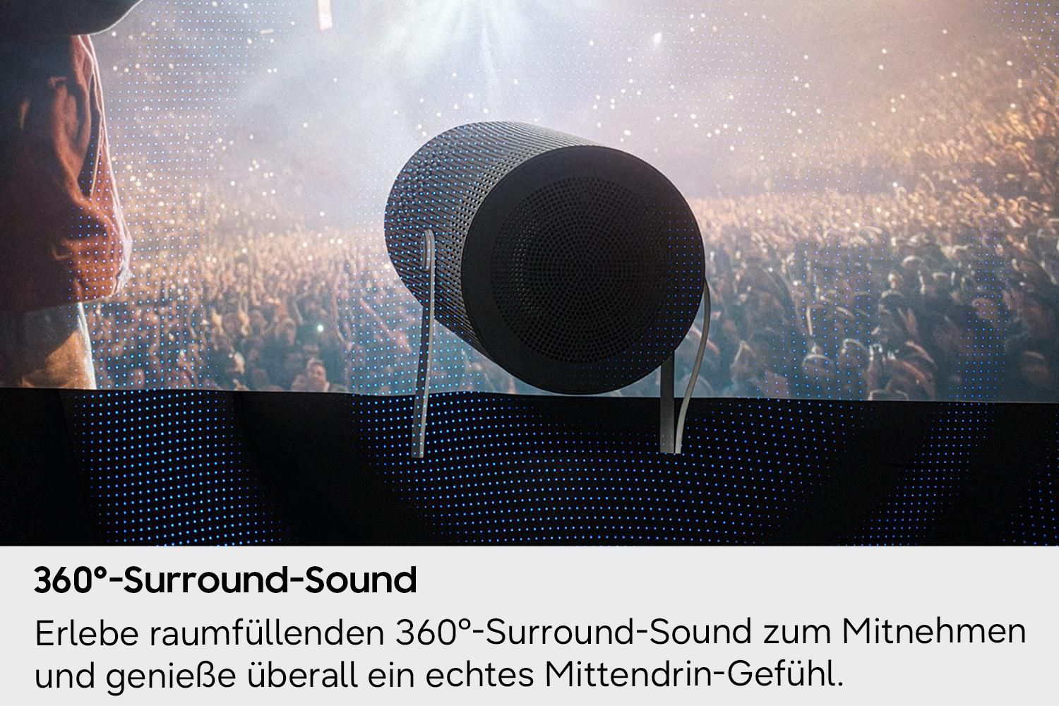 Schwarzer 360-Grad-Lautsprecher vor einer Menschenmenge auf einem Konzert.