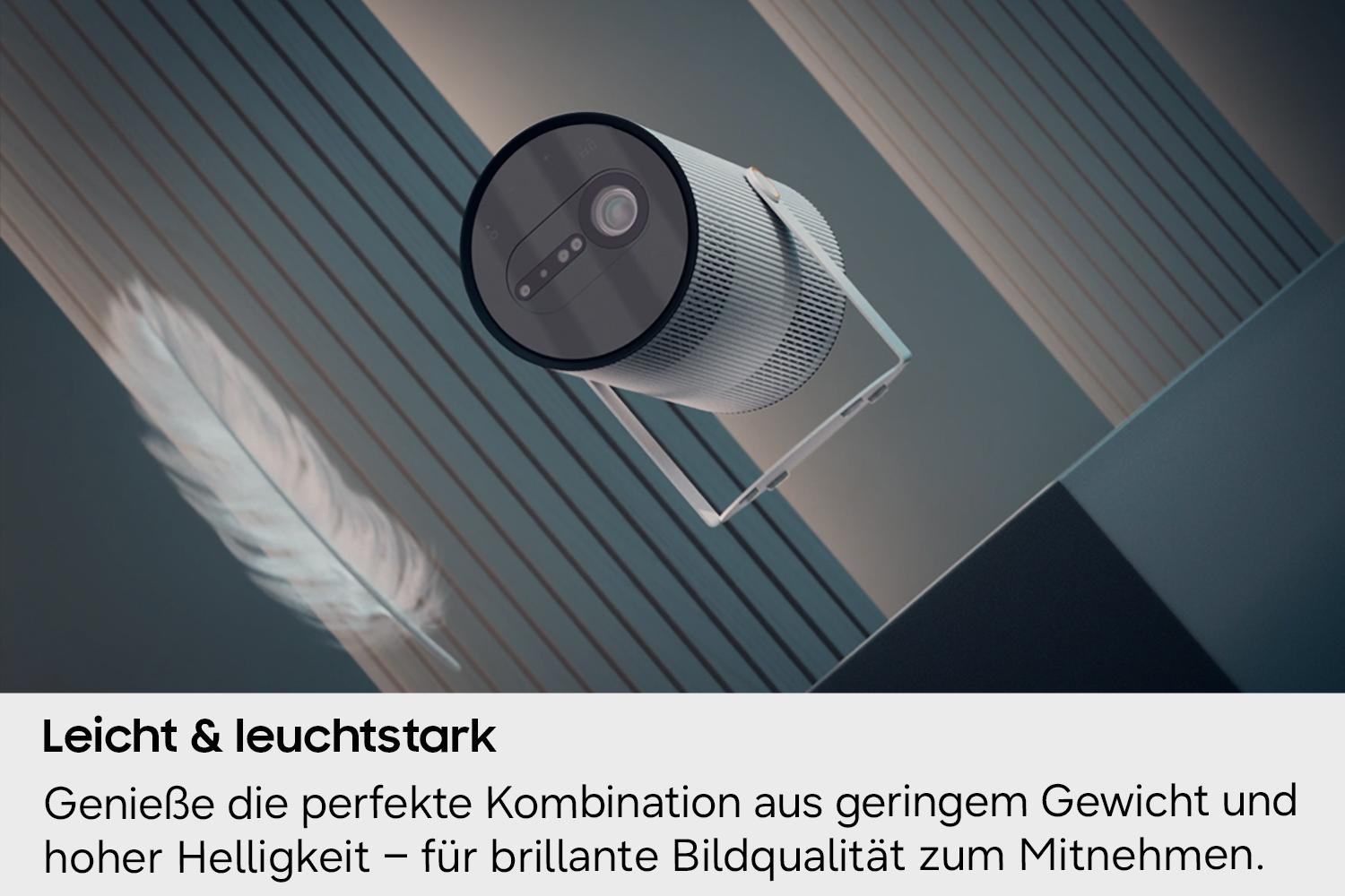 Ein zylindrischer Projektor mit Lüftungsschlitzen und Objektiv.