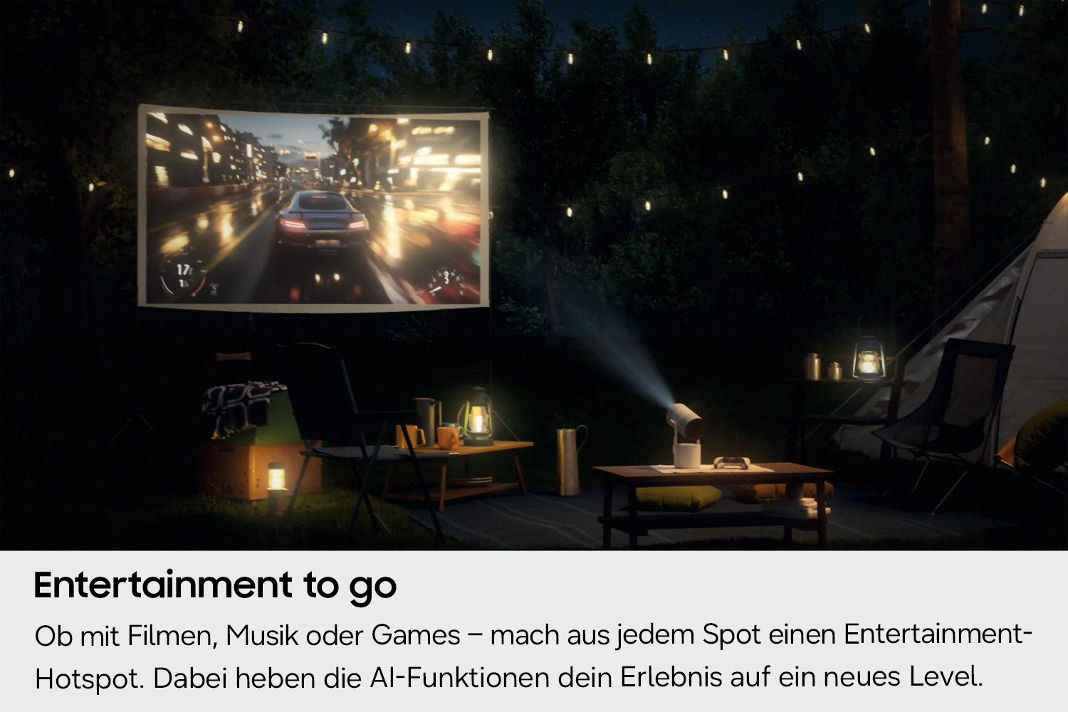 Draußen Kinoabend mit Projektor, Leinwand, Stühlen und Lichterkette.