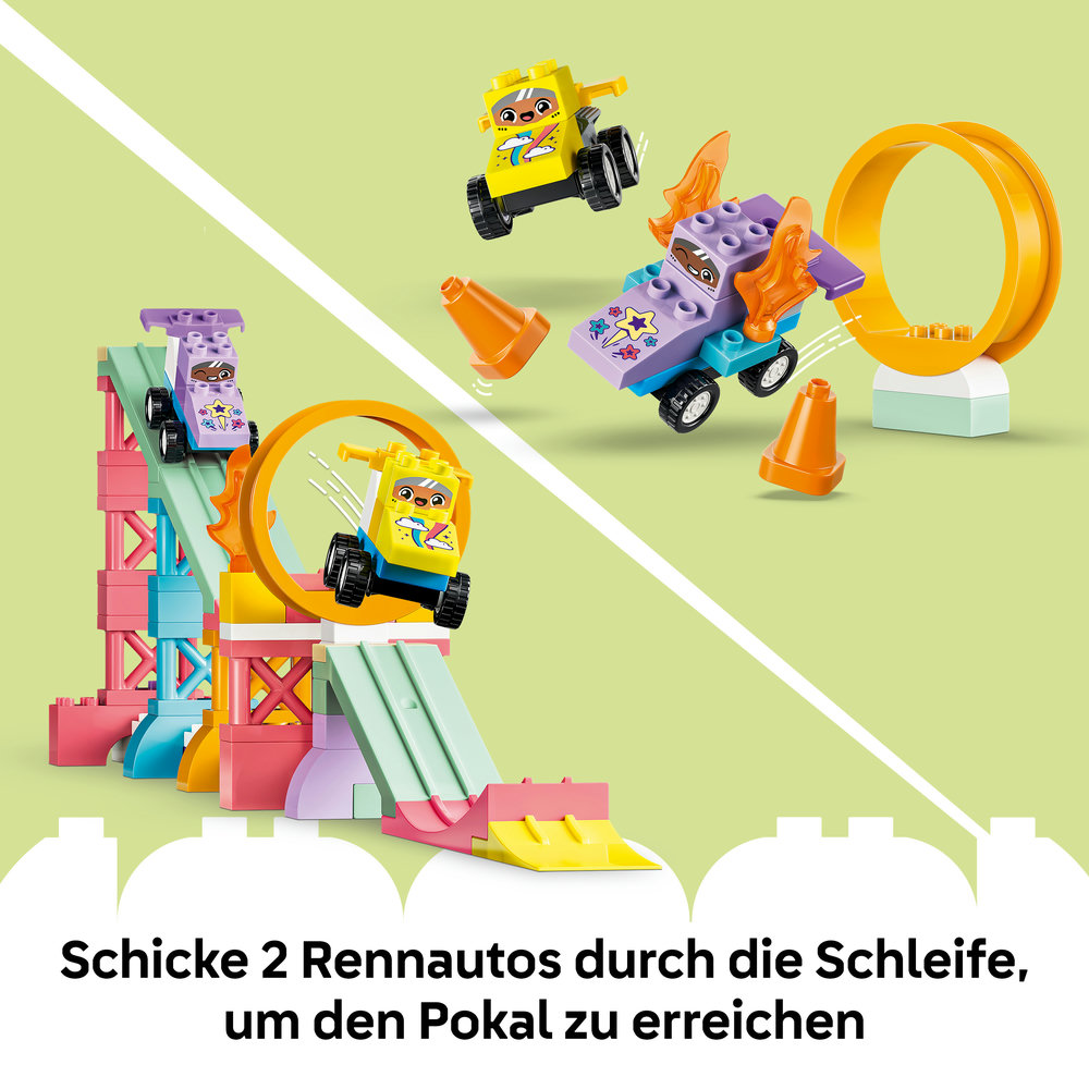 Bunte Lego-Autos auf einer Rennstrecke mit Loopings und Rampen.