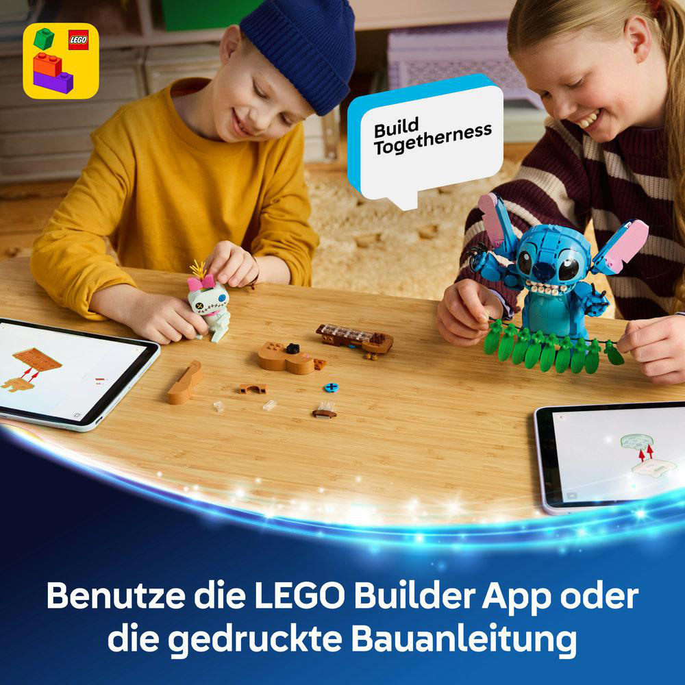 Zwei Kinder bauen LEGO-Sets am Tisch. Eines baut Stitch, das andere eine Katze.