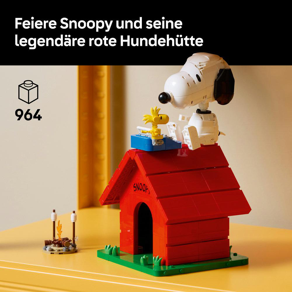 Snoopy und Woodstock sitzen auf einem roten Hundehütte-Modell.