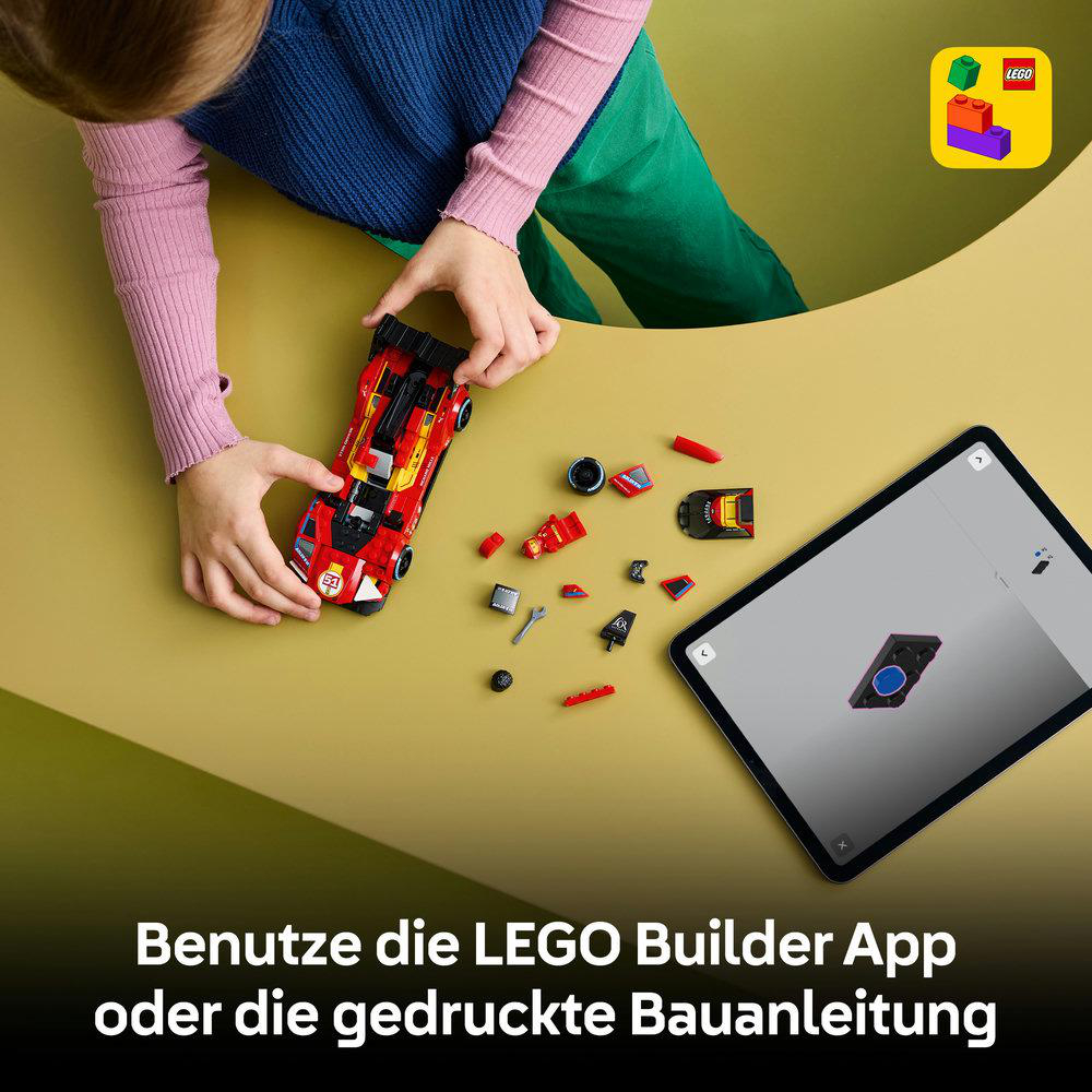 Kind baut mit LEGO-Teilen, daneben liegen ein Tablet und ein rotes Auto.
