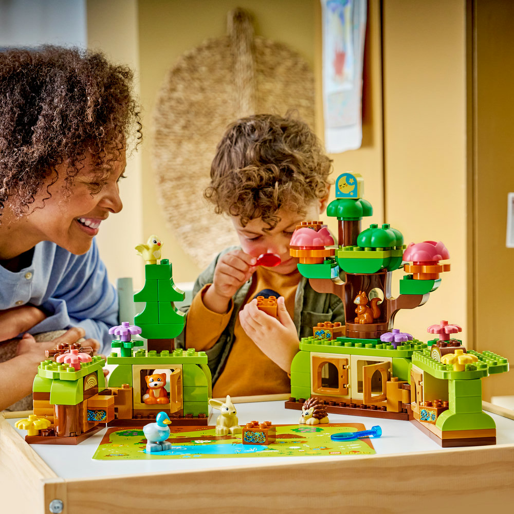 Frau und Kind spielen mit buntem LEGO DUPLO Set zum Thema Natur mit Tieren.