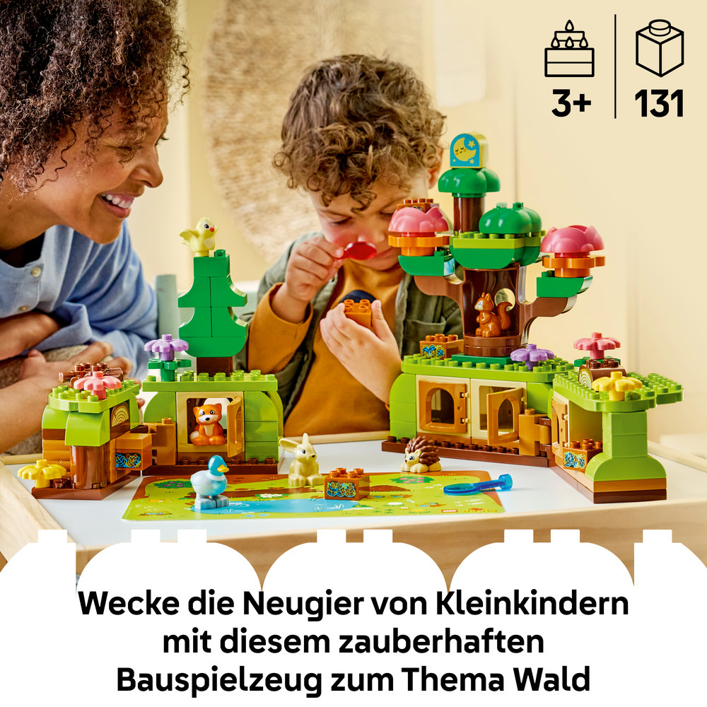 Frau und Kind bauen ein grünes Spielzeug zum Thema Wald mit Tieren. Ab 3 J., 131 Teile.