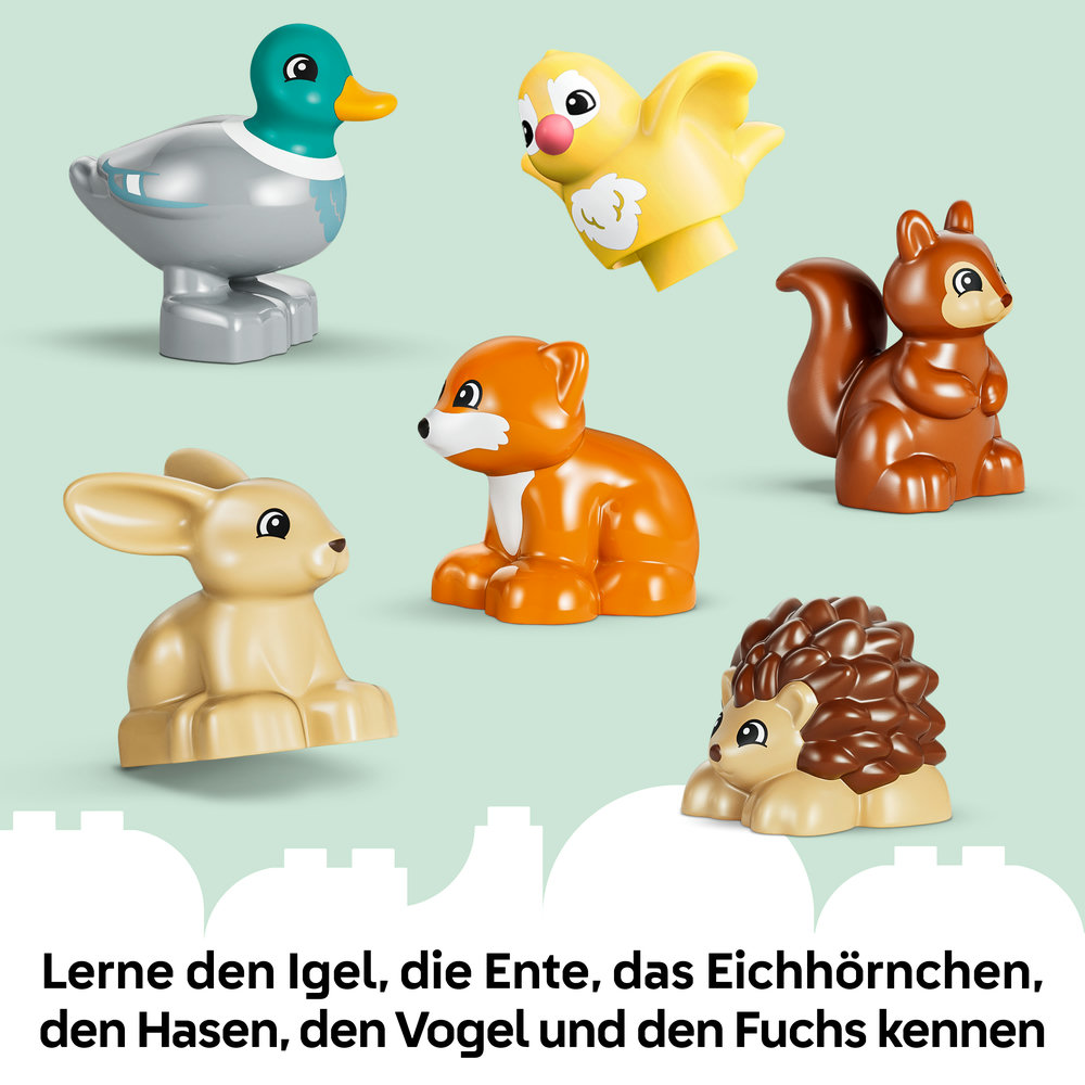 Spielzeug-Igel, Ente, Eichhörnchen, Hase, Vogel und Fuchs auf hellem Grund.