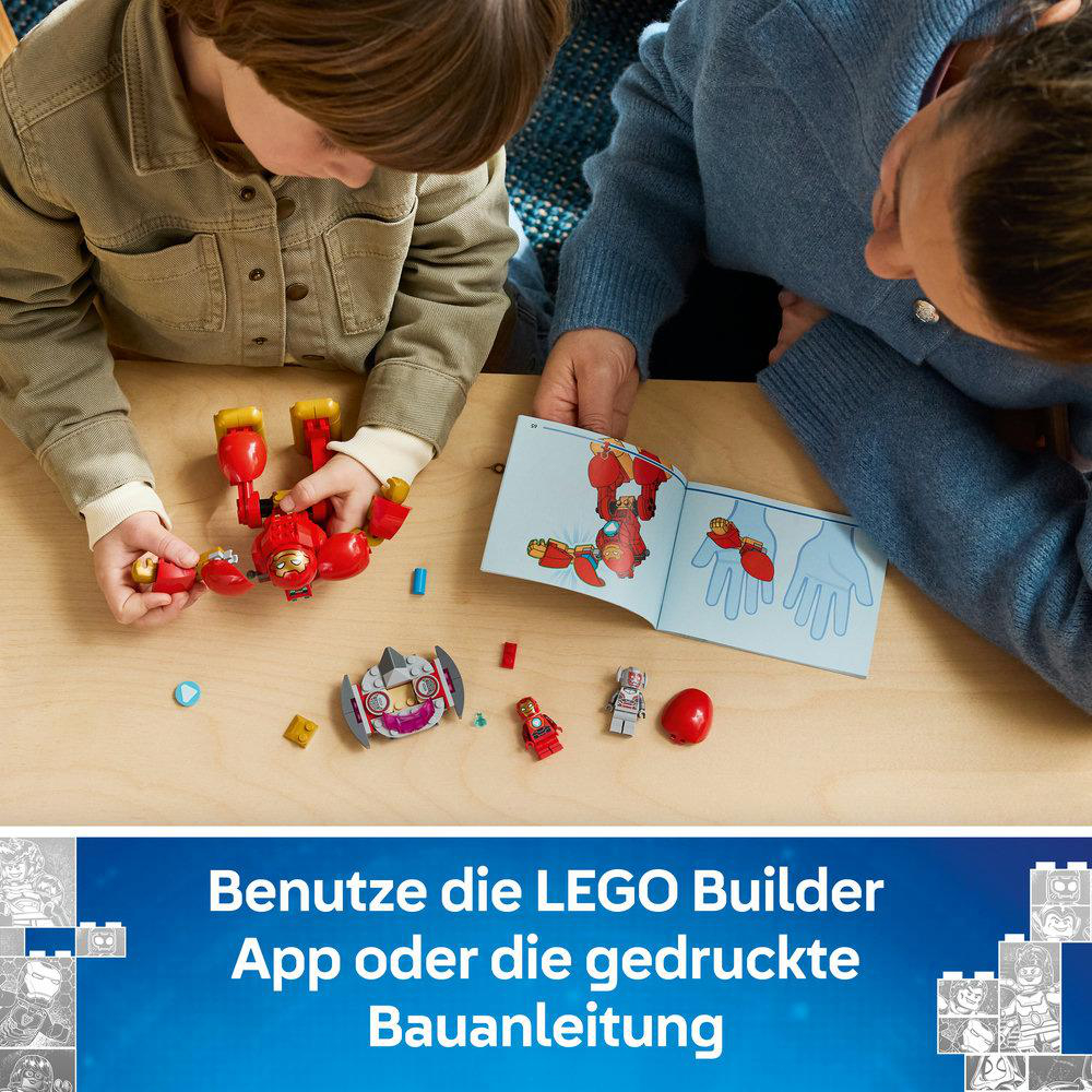 Ein Kind und ein Erwachsener bauen mit roten LEGO-Teilen an einem Tisch.