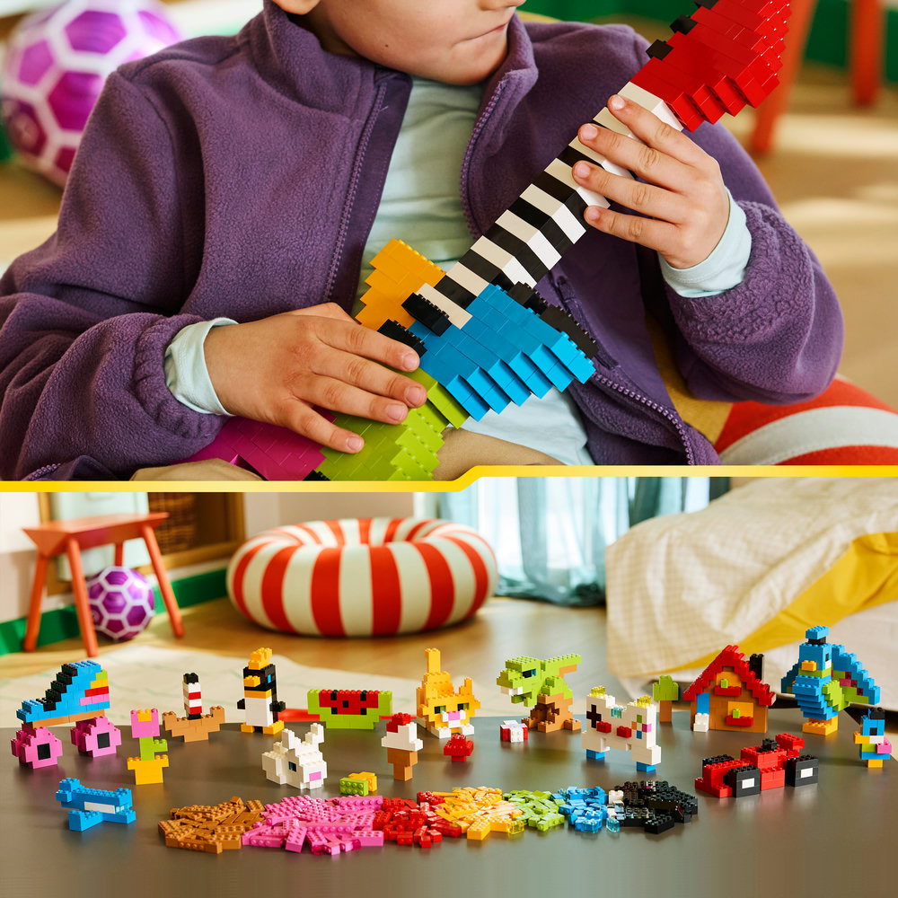 Kind spielt auf bunter Lego-Gitarre; unten Lego-Modelle: Katze, Hase, Auto, Haus, Dino.