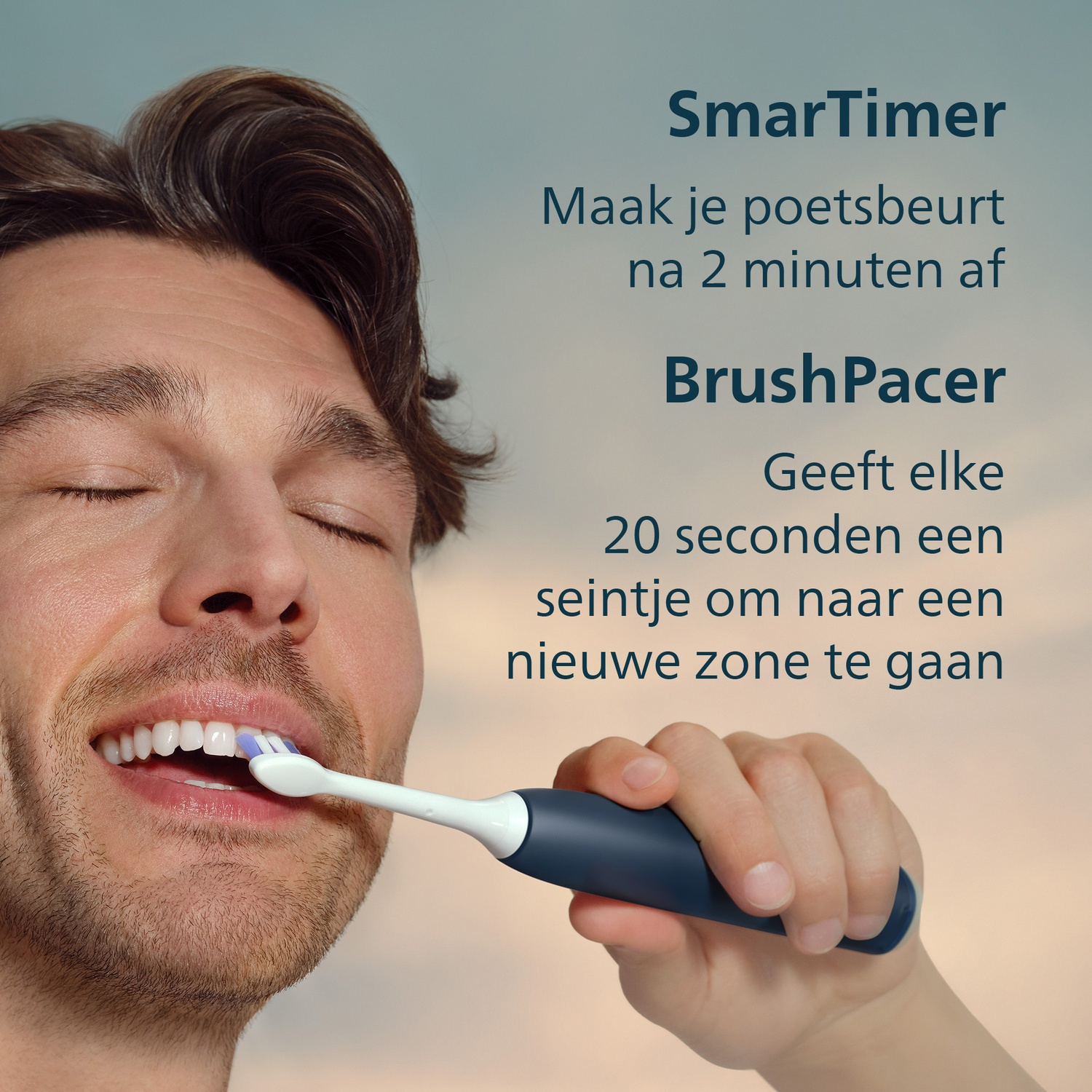 Man poetst tanden met elektrische tandenborstel. Tekst over timer.
